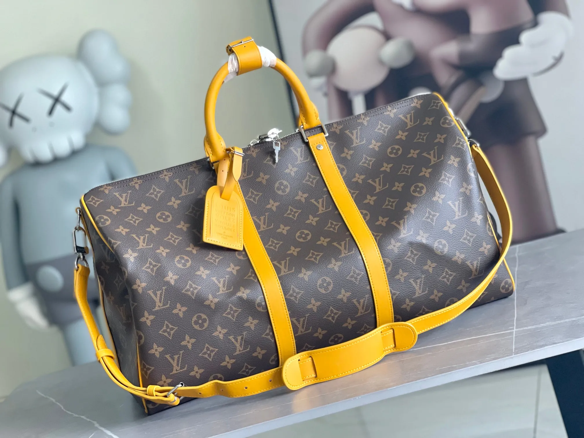 💰1140 Top Original M12634 Yellow M12633 Dark Blue M12629 Light Blue M12630 Dark Green Top Original This Keepall Bandoulière 50 travel bag is made of Monogram Macassar canvas, which simultaneously renders bright colors for the side straps, nameplate, fabric lining and top leather handle. The size of your carry-on luggage hides plenty of space. 50.0 x 29.0 x 23.0 cm (L x H x W) • Monogram Macassar coated canvas • Cow leather trim • Textile lining • Metal hardware • Carry-on dimensions • Double zipper closure • Padlock • Removable name tag • Internal zip pocket • Shoulder strap: removable, adjustable • Half-length strap: 36.0 cm • Half-length strap adjustable to: 50.0 cm • Handle: Double handle