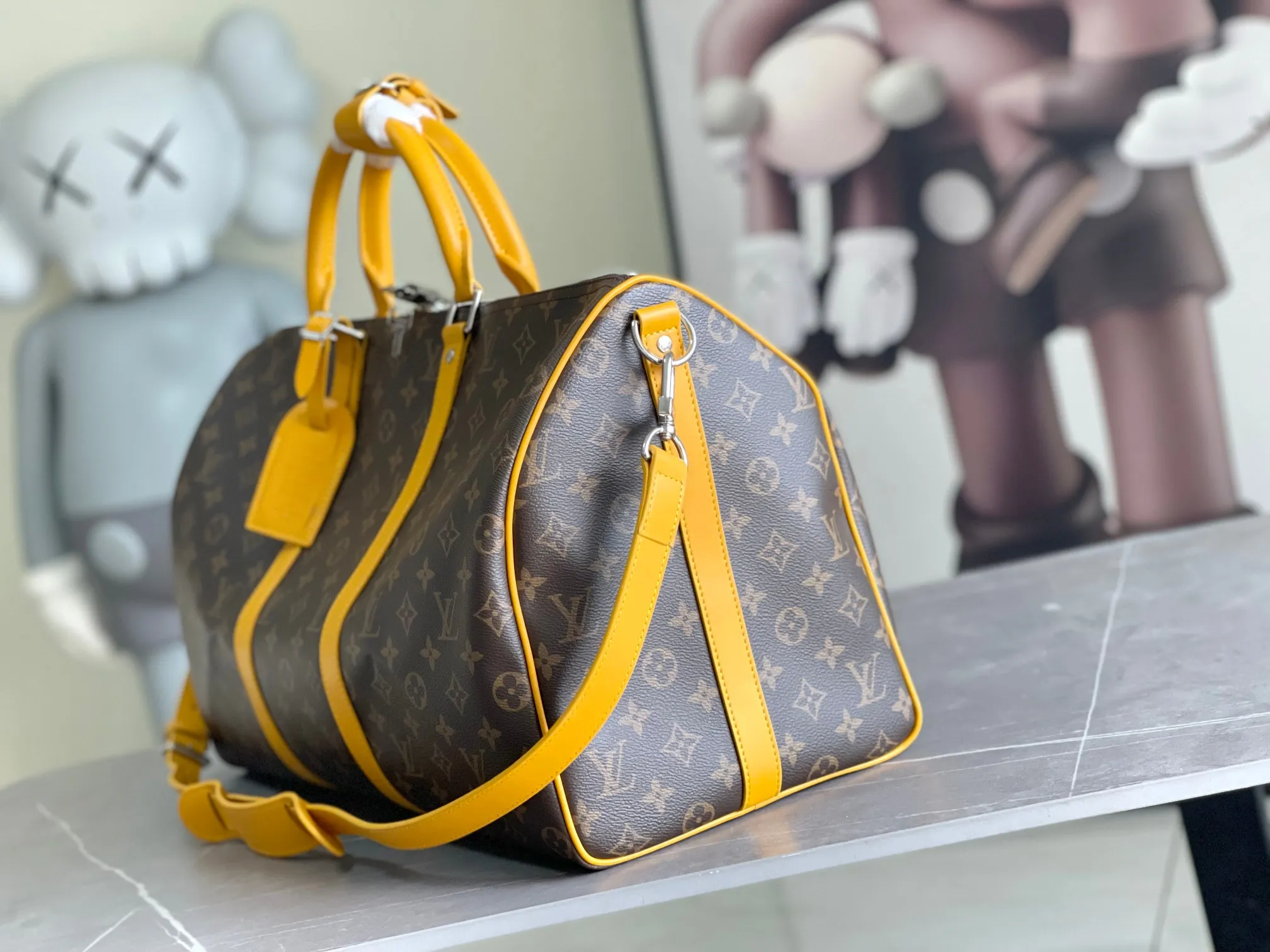 💰1140 Top Original M12634 Yellow M12633 Dark Blue M12629 Light Blue M12630 Dark Green Top Original This Keepall Bandoulière 50 travel bag is made of Monogram Macassar canvas, which simultaneously renders bright colors for the side straps, nameplate, fabric lining and top leather handle. The size of your carry-on luggage hides plenty of space. 50.0 x 29.0 x 23.0 cm (L x H x W) • Monogram Macassar coated canvas • Cow leather trim • Textile lining • Metal hardware • Carry-on dimensions • Double zipper closure • Padlock • Removable name tag • Internal zip pocket • Shoulder strap: removable, adjustable • Half-length strap: 36.0 cm • Half-length strap adjustable to: 50.0 cm • Handle: Double handle