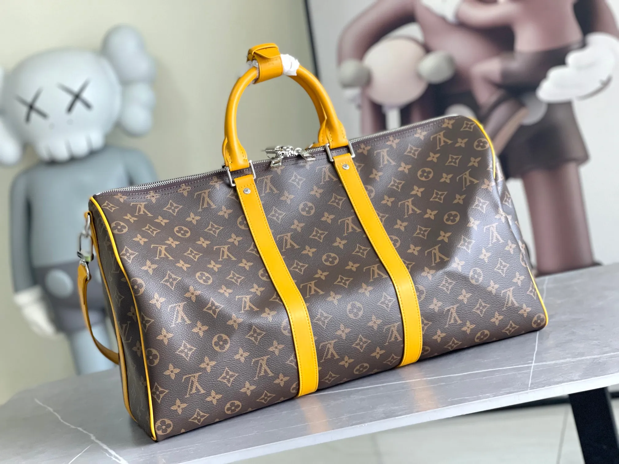 💰1140 Top Original M12634 Yellow M12633 Dark Blue M12629 Light Blue M12630 Dark Green Top Original This Keepall Bandoulière 50 travel bag is made of Monogram Macassar canvas, which simultaneously renders bright colors for the side straps, nameplate, fabric lining and top leather handle. The size of your carry-on luggage hides plenty of space. 50.0 x 29.0 x 23.0 cm (L x H x W) • Monogram Macassar coated canvas • Cow leather trim • Textile lining • Metal hardware • Carry-on dimensions • Double zipper closure • Padlock • Removable name tag • Internal zip pocket • Shoulder strap: removable, adjustable • Half-length strap: 36.0 cm • Half-length strap adjustable to: 50.0 cm • Handle: Double handle