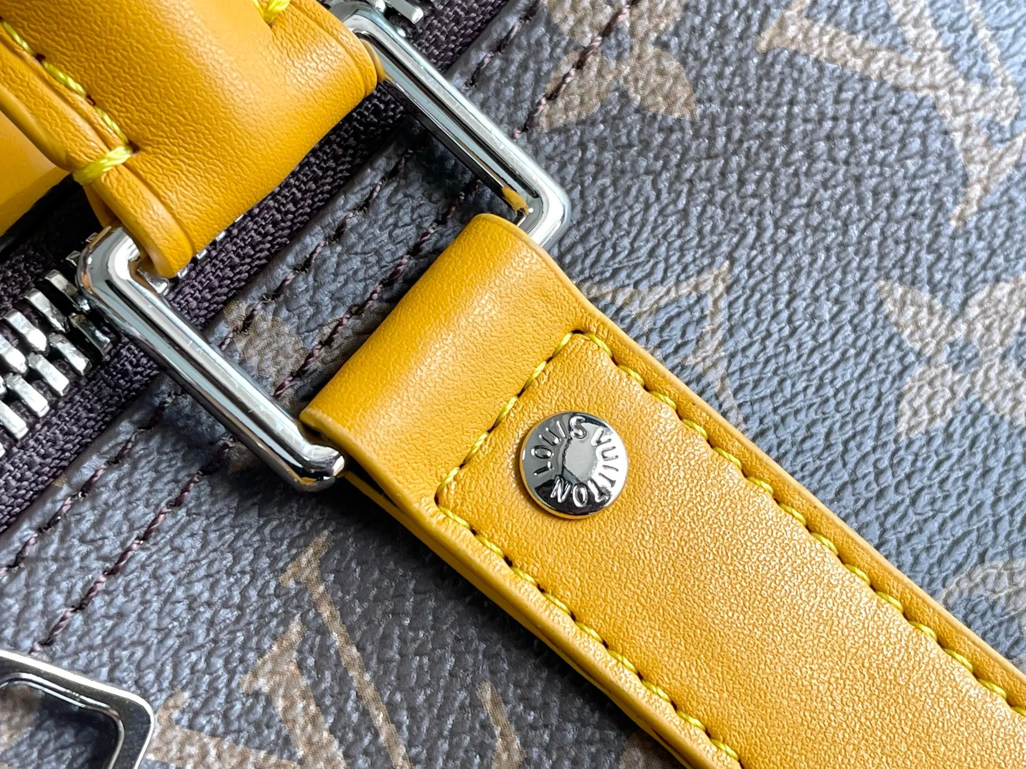 💰1140 Top Original M12634 Yellow M12633 Dark Blue M12629 Light Blue M12630 Dark Green Top Original This Keepall Bandoulière 50 travel bag is made of Monogram Macassar canvas, which simultaneously renders bright colors for the side straps, nameplate, fabric lining and top leather handle. The size of your carry-on luggage hides plenty of space. 50.0 x 29.0 x 23.0 cm (L x H x W) • Monogram Macassar coated canvas • Cow leather trim • Textile lining • Metal hardware • Carry-on dimensions • Double zipper closure • Padlock • Removable name tag • Internal zip pocket • Shoulder strap: removable, adjustable • Half-length strap: 36.0 cm • Half-length strap adjustable to: 50.0 cm • Handle: Double handle
