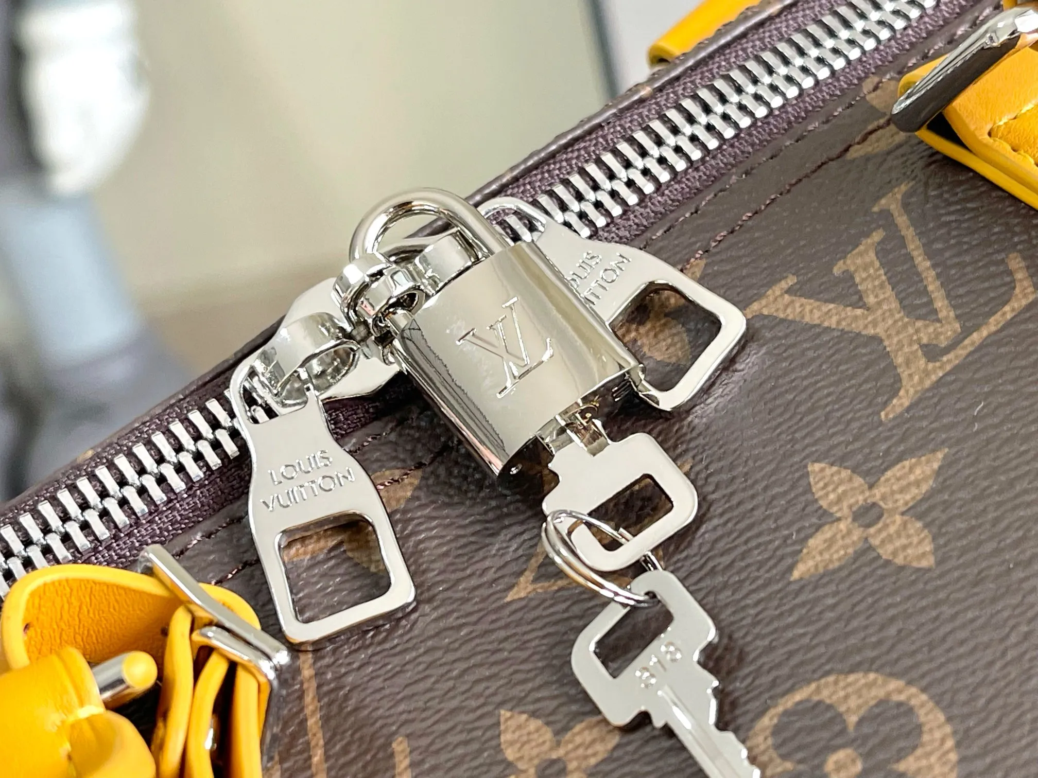 💰1140 Top Original M12634 Yellow M12633 Dark Blue M12629 Light Blue M12630 Dark Green Top Original This Keepall Bandoulière 50 travel bag is made of Monogram Macassar canvas, which simultaneously renders bright colors for the side straps, nameplate, fabric lining and top leather handle. The size of your carry-on luggage hides plenty of space. 50.0 x 29.0 x 23.0 cm (L x H x W) • Monogram Macassar coated canvas • Cow leather trim • Textile lining • Metal hardware • Carry-on dimensions • Double zipper closure • Padlock • Removable name tag • Internal zip pocket • Shoulder strap: removable, adjustable • Half-length strap: 36.0 cm • Half-length strap adjustable to: 50.0 cm • Handle: Double handle