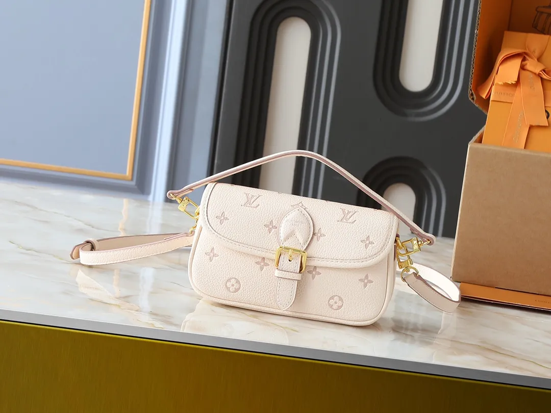 💰200💰Upgraded from the original M13642. This Nano Diane handbag reinterprets the classic Monogram pattern with the same color aesthetic, and incorporates dazzling metal parts and detachable shoulder straps and handles into the leather body. The compact design easily accommodates daily necessities such as card holders and cosmetics. Dimensions: 19.0 x 10.5 x 6.0 cm (length x height x width)