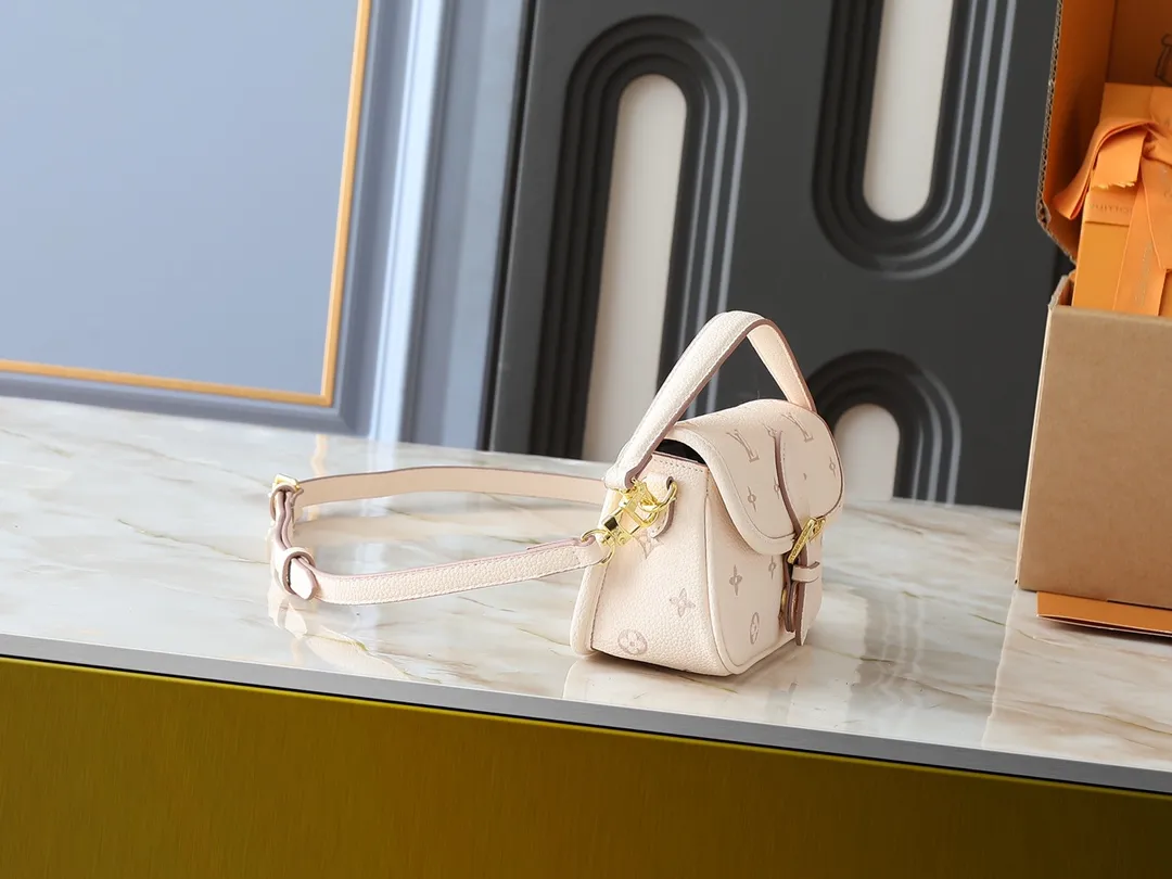 💰200💰Upgraded from the original M13642. This Nano Diane handbag reinterprets the classic Monogram pattern with the same color aesthetic, and incorporates dazzling metal parts and detachable shoulder straps and handles into the leather body. The compact design easily accommodates daily necessities such as card holders and cosmetics. Dimensions: 19.0 x 10.5 x 6.0 cm (length x height x width)