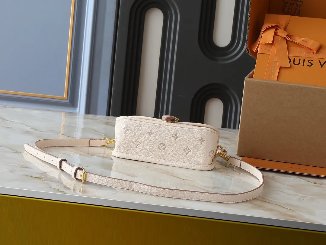 💰200💰Upgraded from the original M13642. This Nano Diane handbag reinterprets the classic Monogram pattern with the same color aesthetic, and incorporates dazzling metal parts and detachable shoulder straps and handles into the leather body. The compact design easily accommodates daily necessities such as card holders and cosmetics. Dimensions: 19.0 x 10.5 x 6.0 cm (length x height x width)