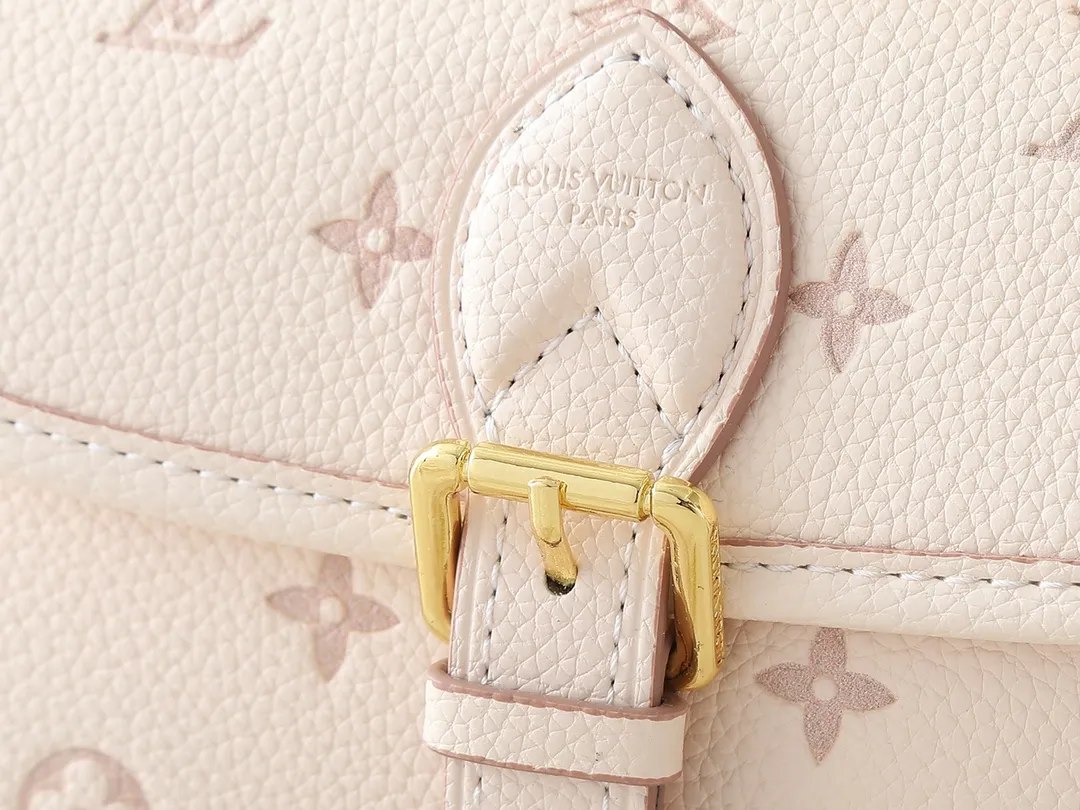 💰200💰Upgraded from the original M13642. This Nano Diane handbag reinterprets the classic Monogram pattern with the same color aesthetic, and incorporates dazzling metal parts and detachable shoulder straps and handles into the leather body. The compact design easily accommodates daily necessities such as card holders and cosmetics. Dimensions: 19.0 x 10.5 x 6.0 cm (length x height x width)