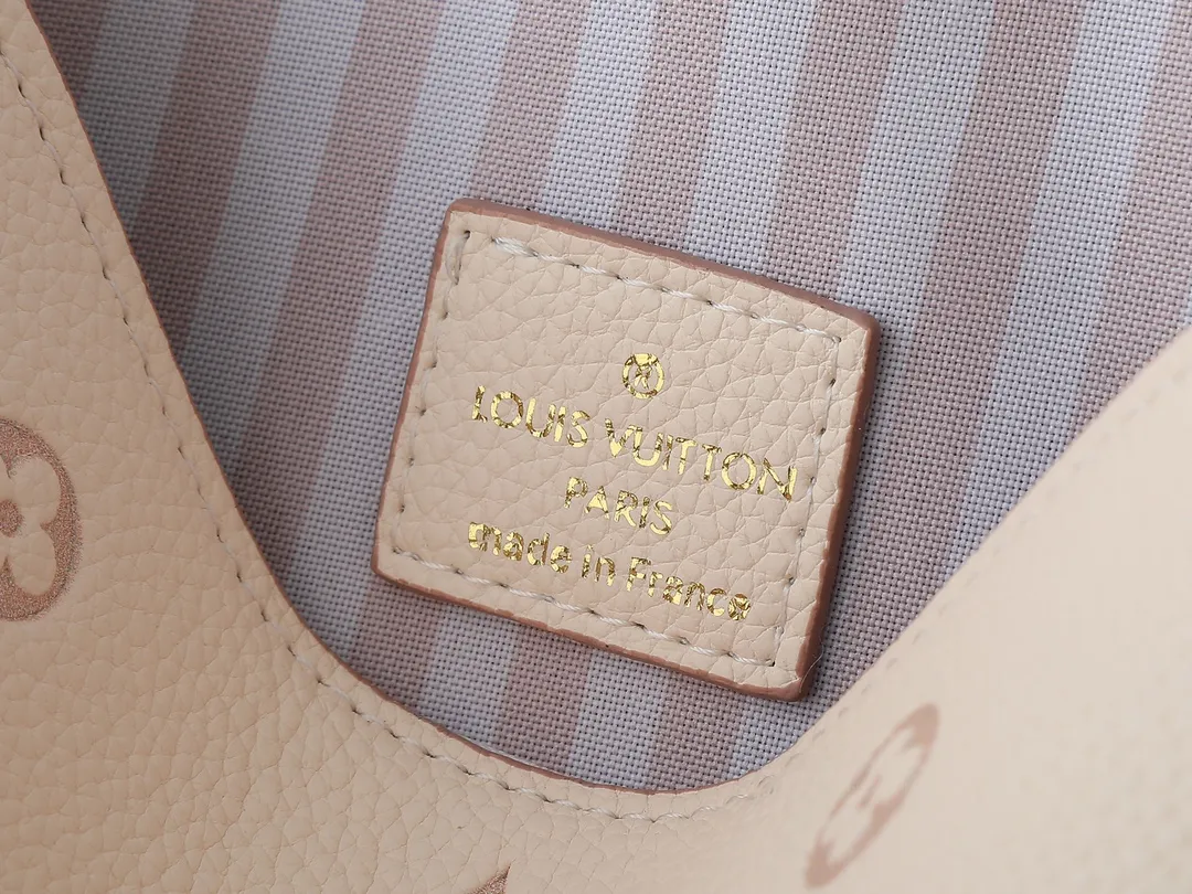 💰200💰Upgraded from the original M13642. This Nano Diane handbag reinterprets the classic Monogram pattern with the same color aesthetic, and incorporates dazzling metal parts and detachable shoulder straps and handles into the leather body. The compact design easily accommodates daily necessities such as card holders and cosmetics. Dimensions: 19.0 x 10.5 x 6.0 cm (length x height x width)