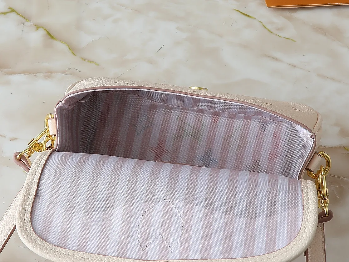 💰200💰Upgraded from the original M13642. This Nano Diane handbag reinterprets the classic Monogram pattern with the same color aesthetic, and incorporates dazzling metal parts and detachable shoulder straps and handles into the leather body. The compact design easily accommodates daily necessities such as card holders and cosmetics. Dimensions: 19.0 x 10.5 x 6.0 cm (length x height x width)
