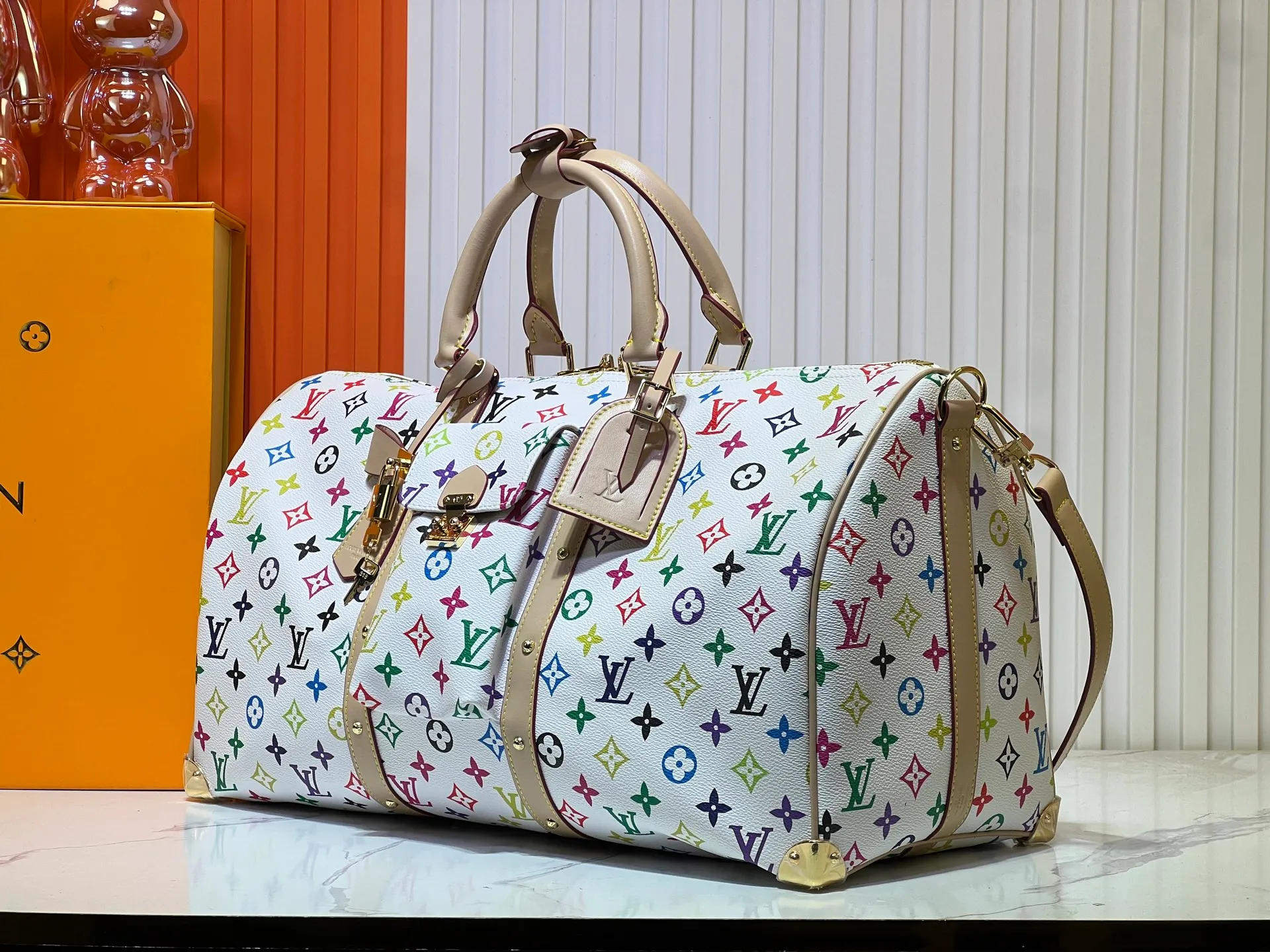 Batch 520💰 M13742 white color black color travel bag new season LV x TM KEEPALL BANDOULIÈRE 45 travel bag This Keepall Bandoulière 45 Jh travel bag is from the Louis Vuitton The S-lock buckle and glossy metal corners on the front pocket establish a classic foundation, while the rivet ribbon and bow-shaped key bag highlight the new season trend. 27 x 20 x 45 cm.