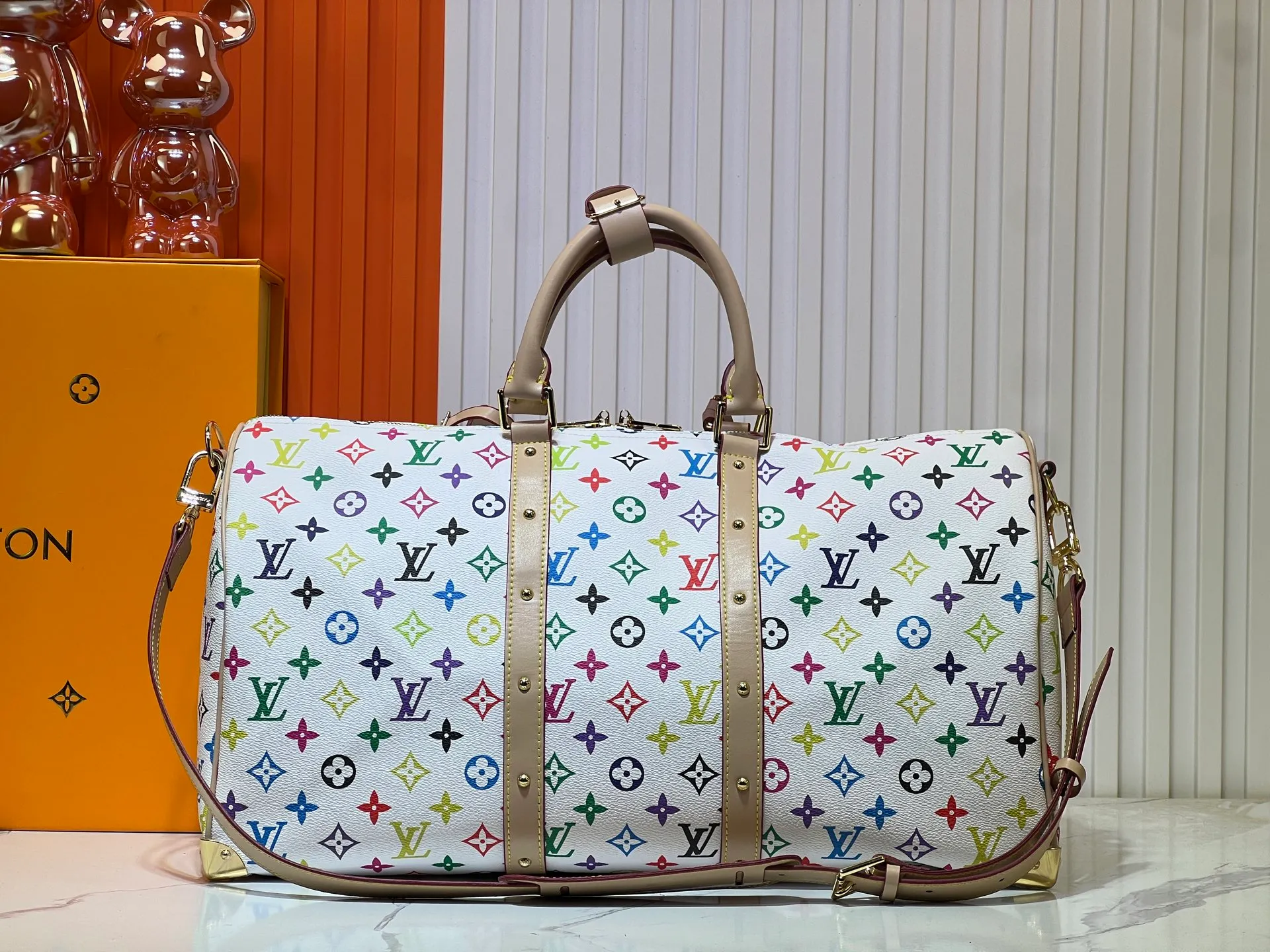 Batch 520💰 M13742 white color black color travel bag new season LV x TM KEEPALL BANDOULIÈRE 45 travel bag This Keepall Bandoulière 45 Jh travel bag is from the Louis Vuitton The S-lock buckle and glossy metal corners on the front pocket establish a classic foundation, while the rivet ribbon and bow-shaped key bag highlight the new season trend. 27 x 20 x 45 cm.