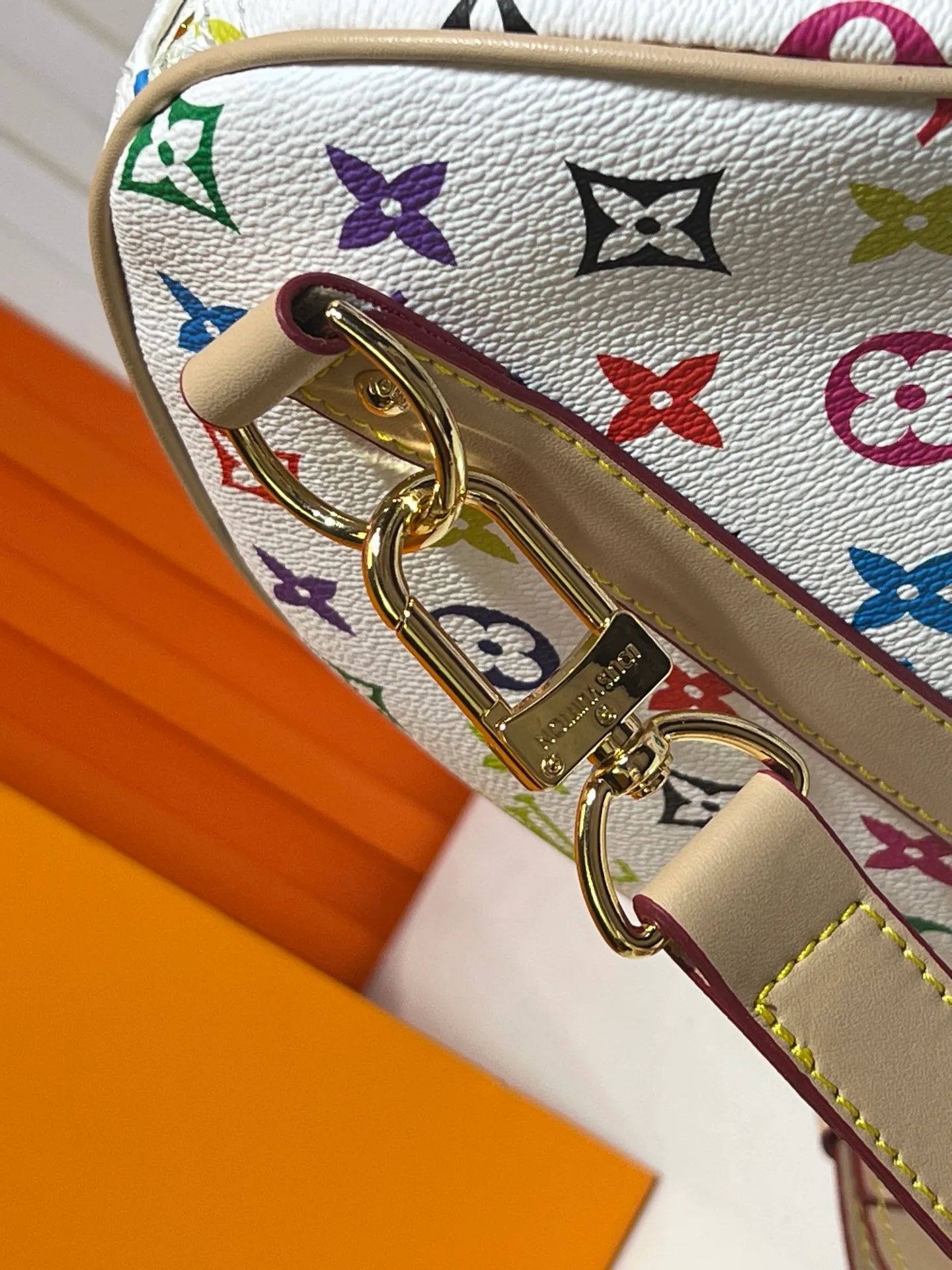 Batch 520💰 M13742 white color black color travel bag new season LV x TM KEEPALL BANDOULIÈRE 45 travel bag This Keepall Bandoulière 45 Jh travel bag is from the Louis Vuitton The S-lock buckle and glossy metal corners on the front pocket establish a classic foundation, while the rivet ribbon and bow-shaped key bag highlight the new season trend. 27 x 20 x 45 cm.