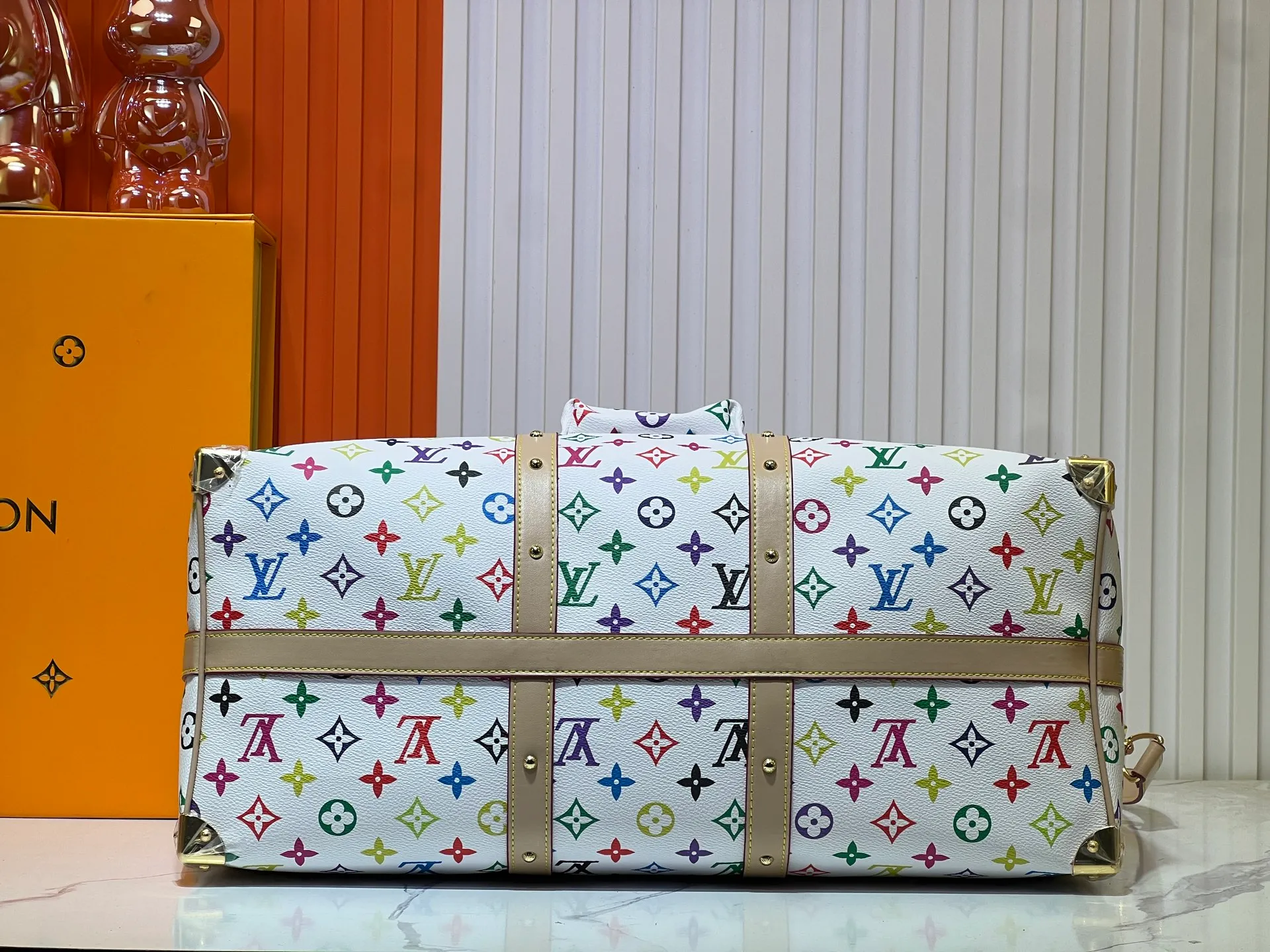 Batch 520💰 M13742 white color black color travel bag new season LV x TM KEEPALL BANDOULIÈRE 45 travel bag This Keepall Bandoulière 45 Jh travel bag is from the Louis Vuitton The S-lock buckle and glossy metal corners on the front pocket establish a classic foundation, while the rivet ribbon and bow-shaped key bag highlight the new season trend. 27 x 20 x 45 cm.