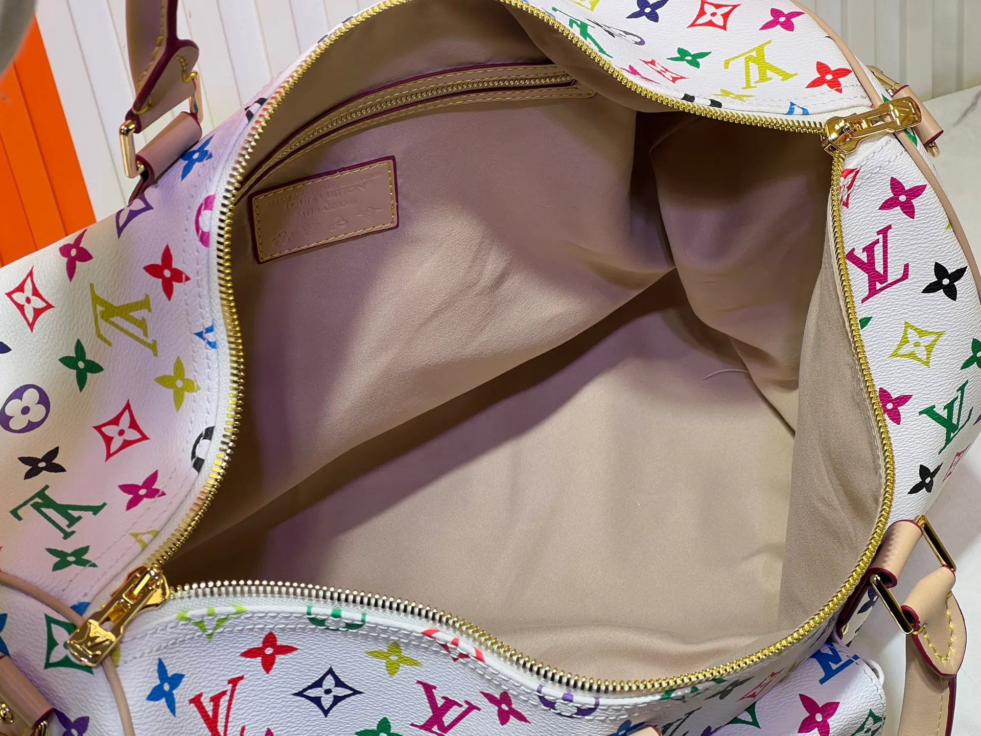 Batch 520💰 M13742 white color black color travel bag new season LV x TM KEEPALL BANDOULIÈRE 45 travel bag This Keepall Bandoulière 45 Jh travel bag is from the Louis Vuitton The S-lock buckle and glossy metal corners on the front pocket establish a classic foundation, while the rivet ribbon and bow-shaped key bag highlight the new season trend. 27 x 20 x 45 cm.