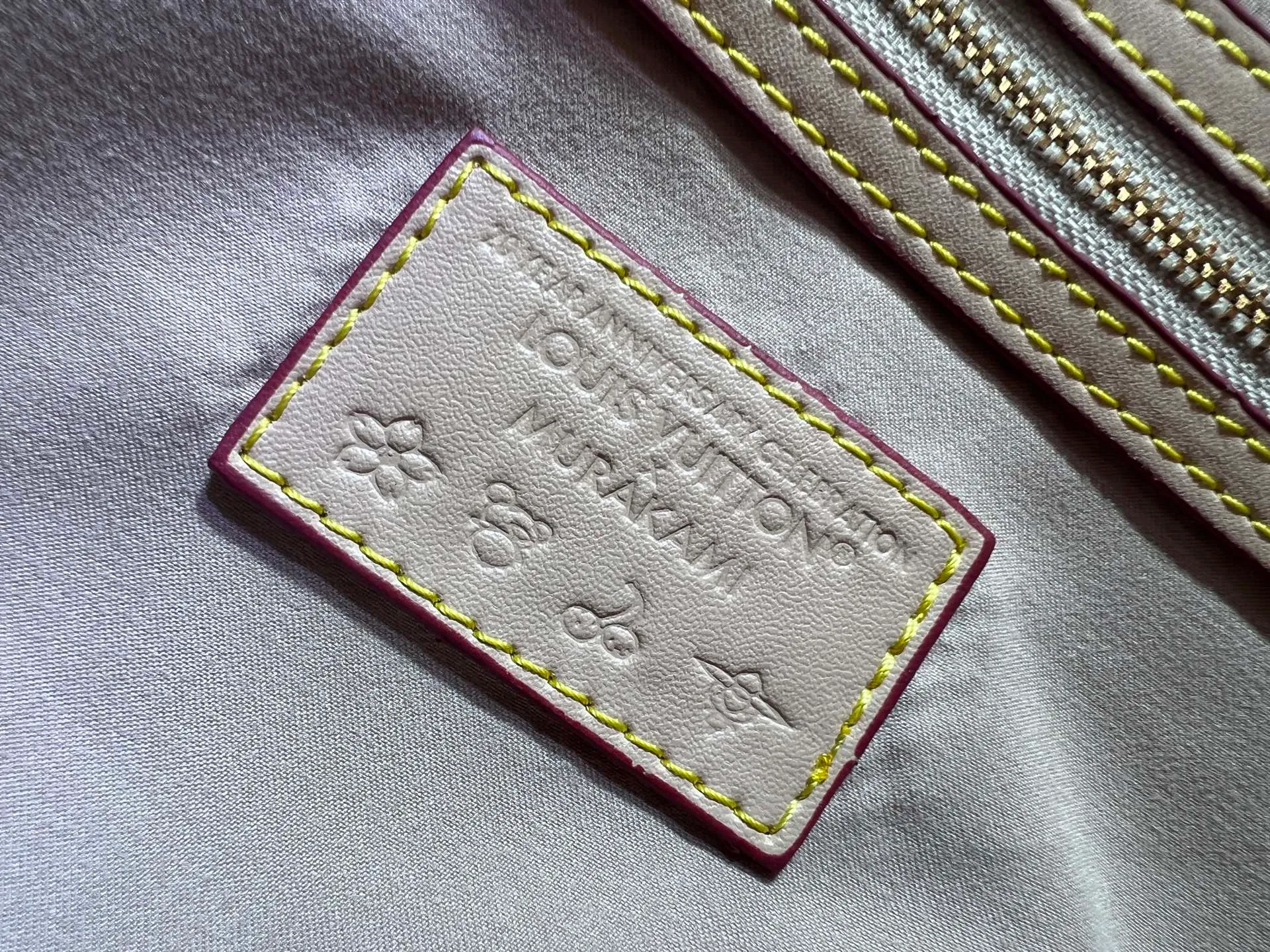 Batch 520💰 M13742 white color black color travel bag new season LV x TM KEEPALL BANDOULIÈRE 45 travel bag This Keepall Bandoulière 45 Jh travel bag is from the Louis Vuitton The S-lock buckle and glossy metal corners on the front pocket establish a classic foundation, while the rivet ribbon and bow-shaped key bag highlight the new season trend. 27 x 20 x 45 cm.