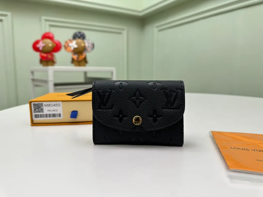 Factory price 280 [Top original order] M81455 black top layer cowhide👏👏This Rosalie coin purse is made of Monogram Empreinte embossed soft grain cowhide. It opens with a round flip cover and has a compact configuration. It has a zipper coin pocket, patch pocket and card compartment inside. Louis Vuitton logo-engraved snaps secure the closure. Size: 11X8X2.5cm.