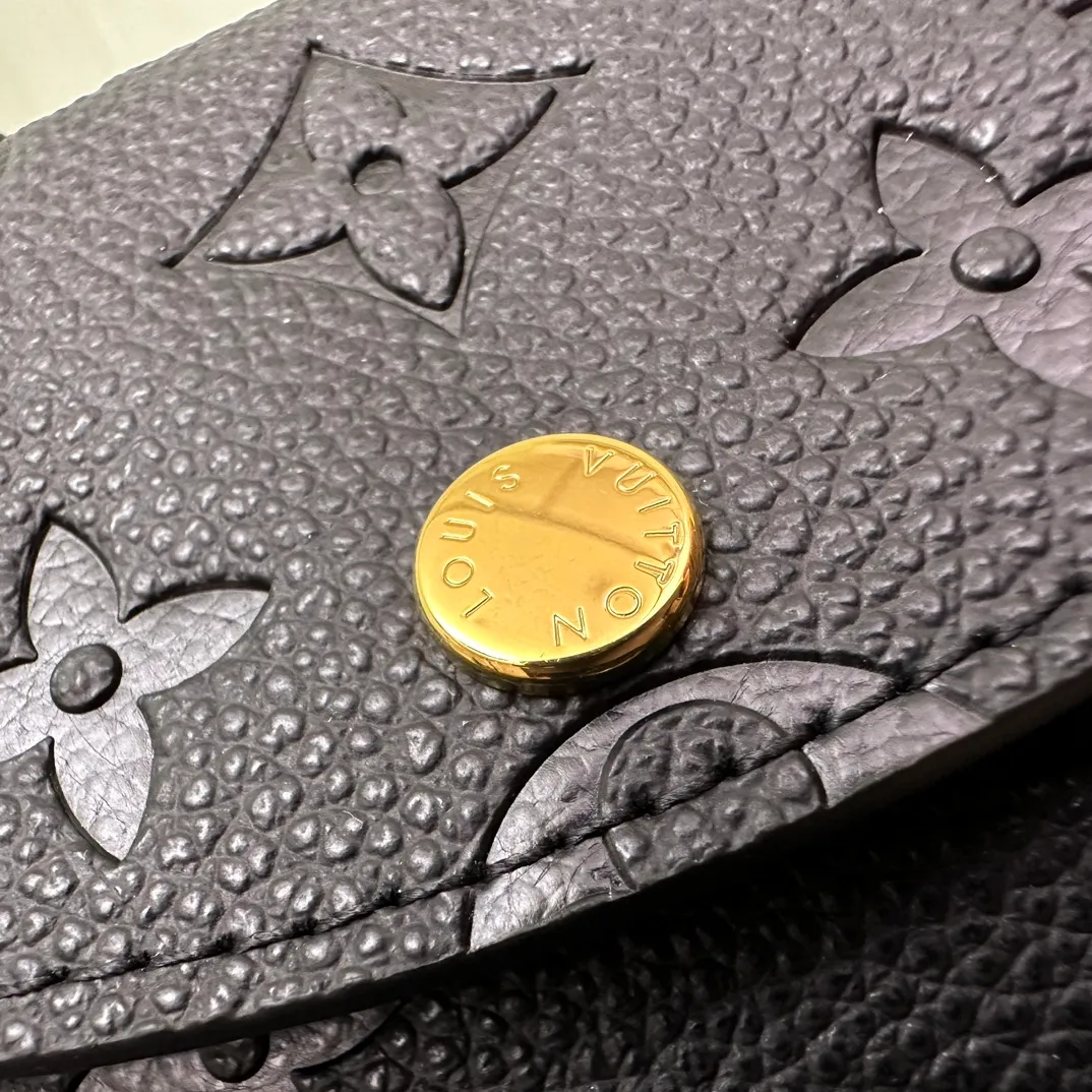 Factory price 280 [Top original order] M81455 black top layer cowhide👏👏This Rosalie coin purse is made of Monogram Empreinte embossed soft grain cowhide. It opens with a round flip cover and has a compact configuration. It has a zipper coin pocket, patch pocket and card compartment inside. Louis Vuitton logo-engraved snaps secure the closure. Size: 11X8X2.5cm.