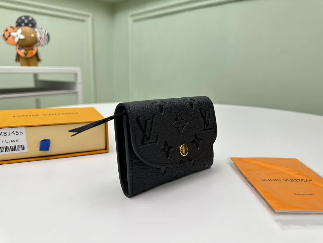Factory price 280 [Top original order] M81455 black top layer cowhide👏👏This Rosalie coin purse is made of Monogram Empreinte embossed soft grain cowhide. It opens with a round flip cover and has a compact configuration. It has a zipper coin pocket, patch pocket and card compartment inside. Louis Vuitton logo-engraved snaps secure the closure. Size: 11X8X2.5cm.