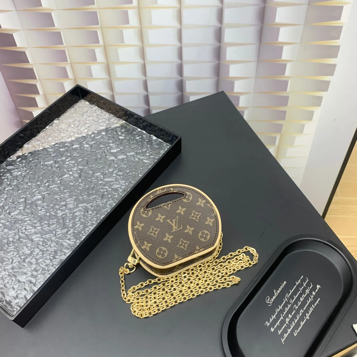 💰200 new update This Around Me handbag is made of Monogram coated canvas, interpreting the inspiration of the brand's LV Circle logo. The logo was created in the 1920s and is used in Louis Vuitton stores and advertising. Shown on the Spring/Summer 2024 runway, this sleek bag features an integrated handle for a simple yet elegant look. Exquisite configuration releases trendy style.