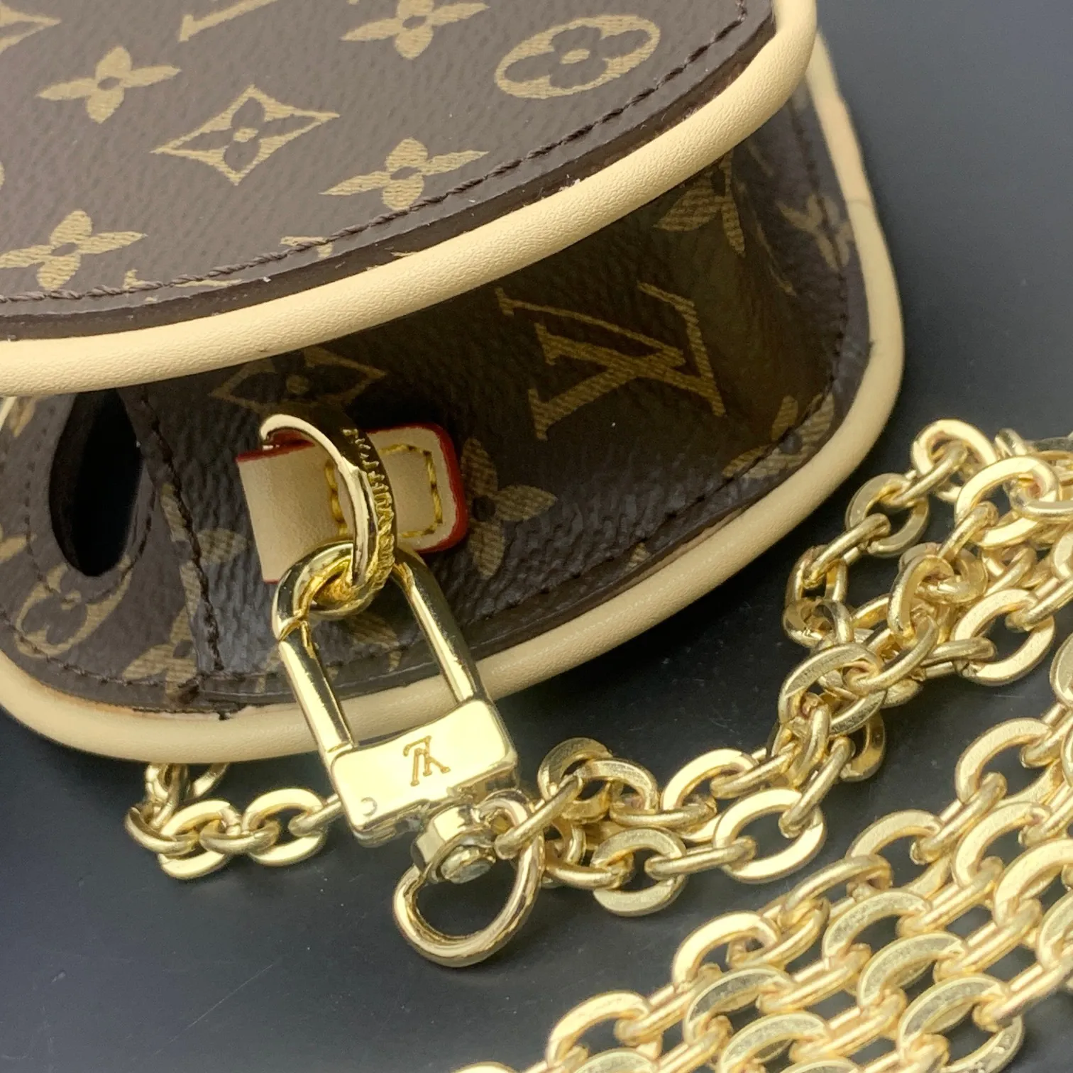 💰200 new update This Around Me handbag is made of Monogram coated canvas, interpreting the inspiration of the brand's LV Circle logo. The logo was created in the 1920s and is used in Louis Vuitton stores and advertising. Shown on the Spring/Summer 2024 runway, this sleek bag features an integrated handle for a simple yet elegant look. Exquisite configuration releases trendy style.