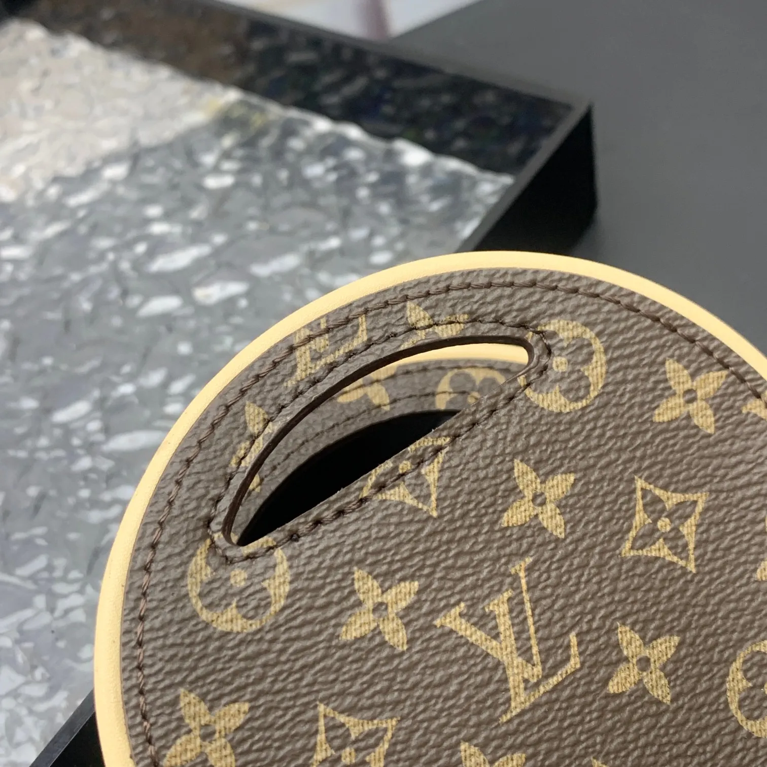 💰200 new update This Around Me handbag is made of Monogram coated canvas, interpreting the inspiration of the brand's LV Circle logo. The logo was created in the 1920s and is used in Louis Vuitton stores and advertising. Shown on the Spring/Summer 2024 runway, this sleek bag features an integrated handle for a simple yet elegant look. Exquisite configuration releases trendy style.