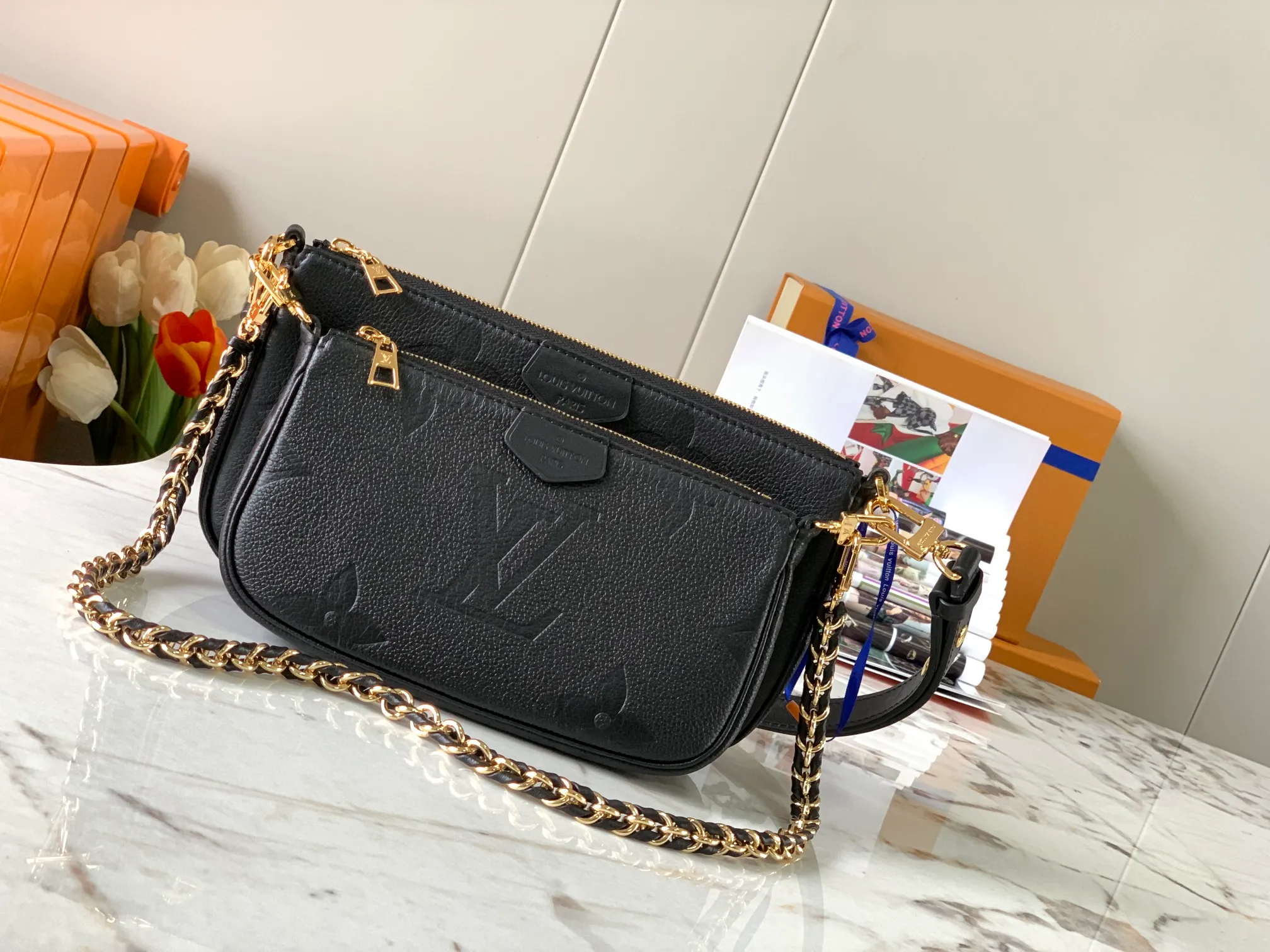 P1960 [Special quality original leather, all steel hardware 💋 M80399 black] This Multi Pochette Accessoires crossbody bag is made of Monogram Empreinte leather to create a two-in-one design. Its clutch, chain and leather shoulder strap are all detachable. The oversized Monogram embossing on the front complements the classic Monogram pattern on the gusset. Detailed features 25 x 14.5 x 4.5 cm (length x height x width)