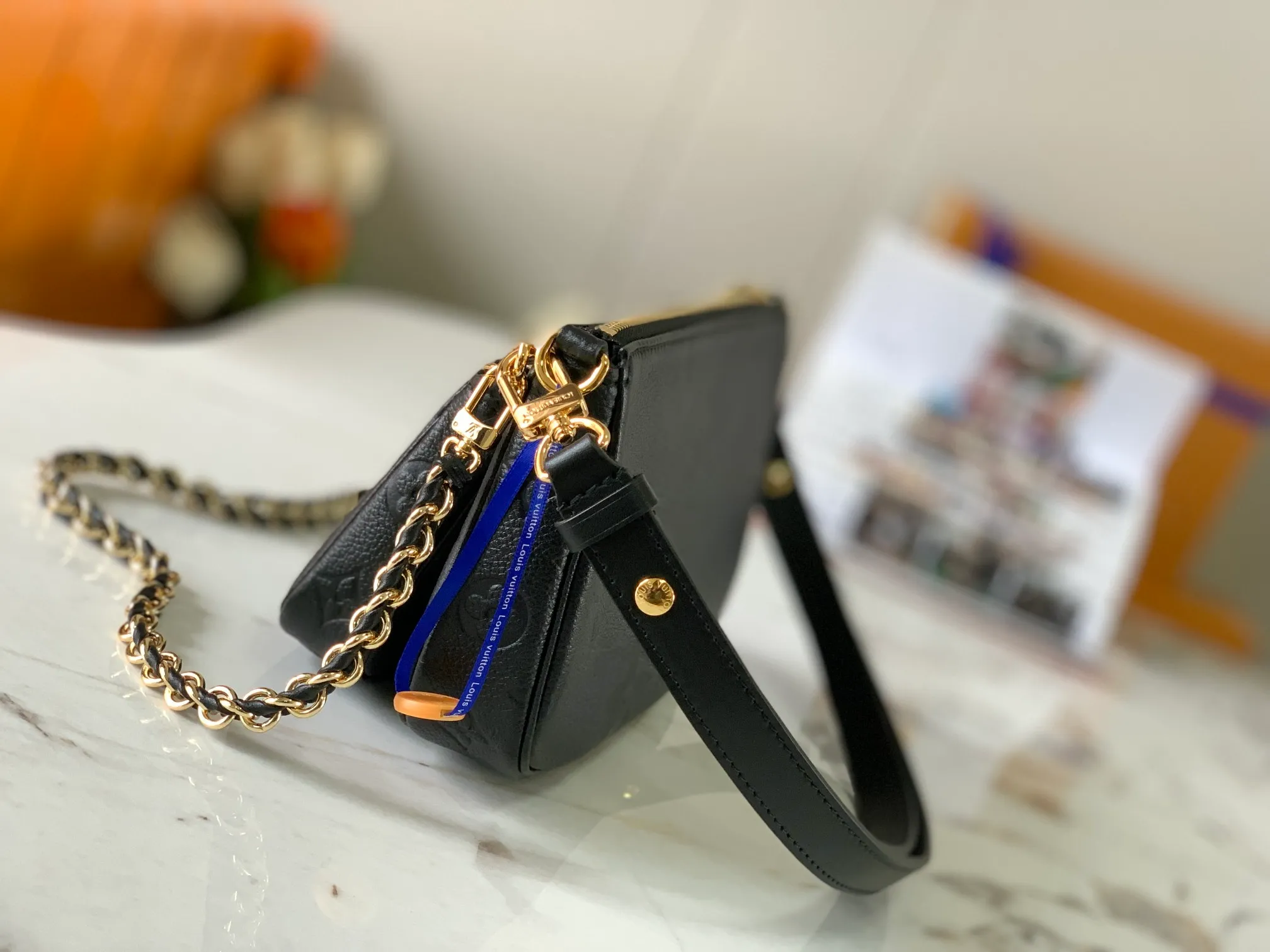 P1960 [Special quality original leather, all steel hardware 💋 M80399 black] This Multi Pochette Accessoires crossbody bag is made of Monogram Empreinte leather to create a two-in-one design. Its clutch, chain and leather shoulder strap are all detachable. The oversized Monogram embossing on the front complements the classic Monogram pattern on the gusset. Detailed features 25 x 14.5 x 4.5 cm (length x height x width)