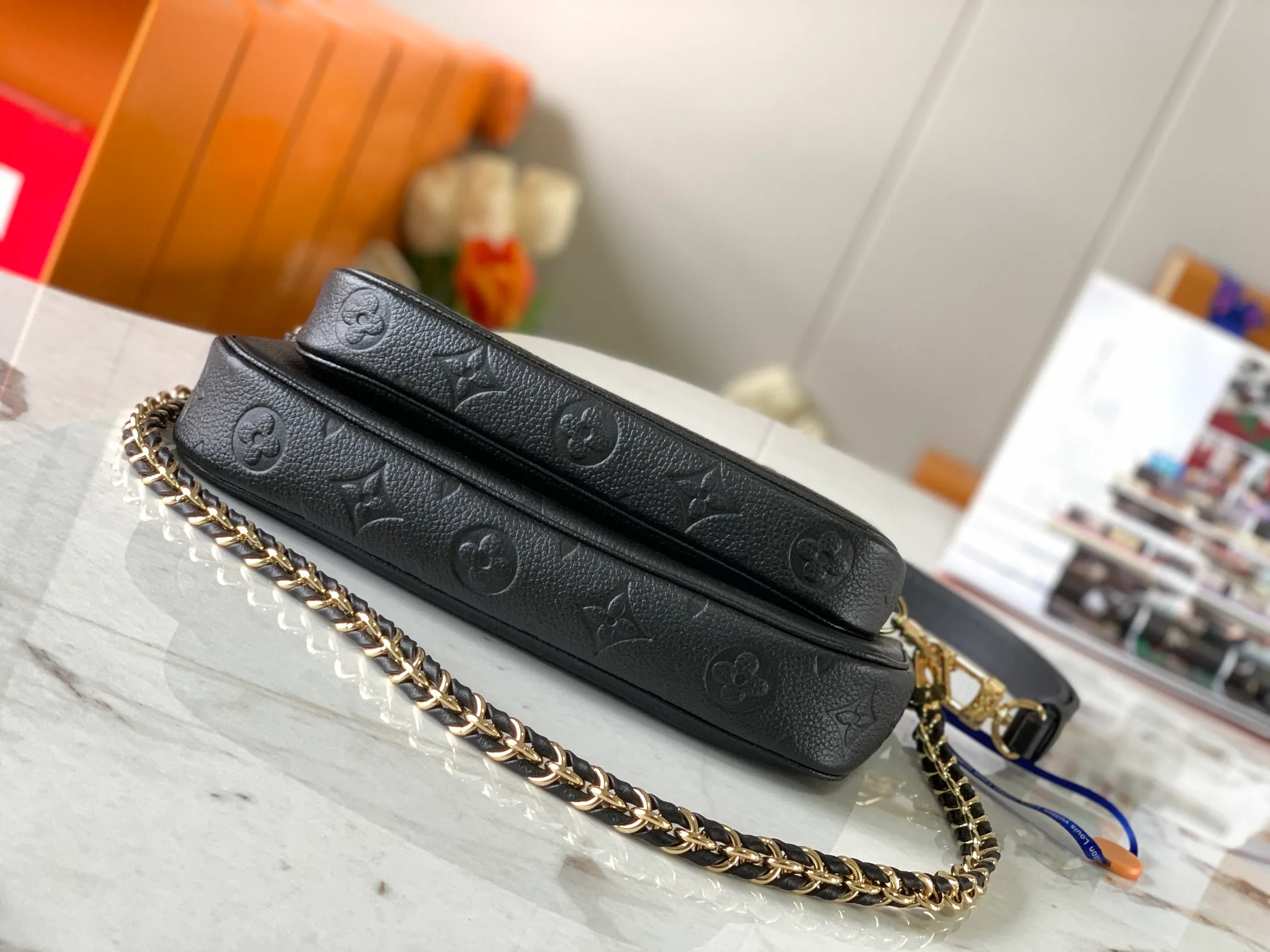 P1960 [Special quality original leather, all steel hardware 💋 M80399 black] This Multi Pochette Accessoires crossbody bag is made of Monogram Empreinte leather to create a two-in-one design. Its clutch, chain and leather shoulder strap are all detachable. The oversized Monogram embossing on the front complements the classic Monogram pattern on the gusset. Detailed features 25 x 14.5 x 4.5 cm (length x height x width)