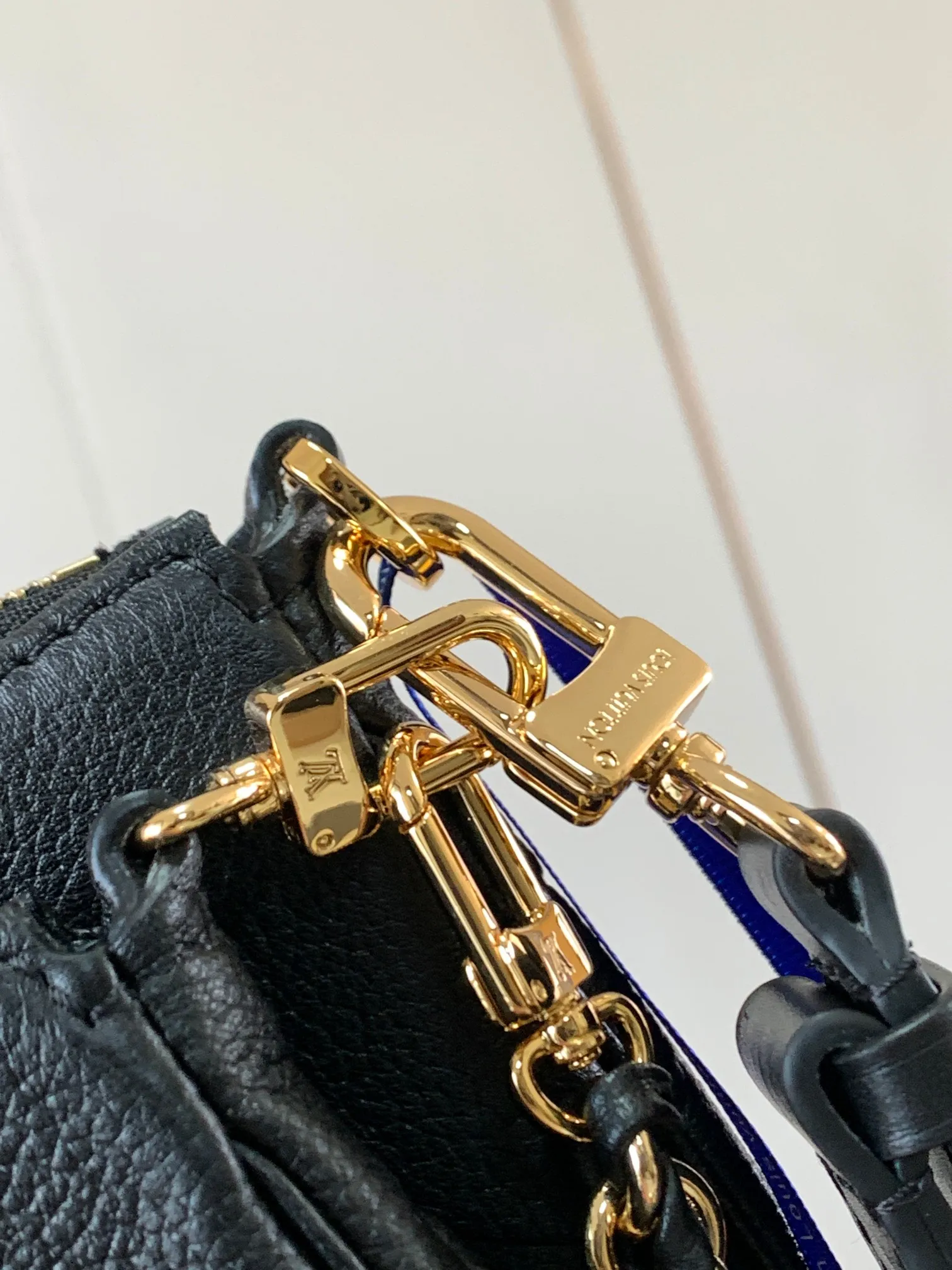 P1960 [Special quality original leather, all steel hardware 💋 M80399 black] This Multi Pochette Accessoires crossbody bag is made of Monogram Empreinte leather to create a two-in-one design. Its clutch, chain and leather shoulder strap are all detachable. The oversized Monogram embossing on the front complements the classic Monogram pattern on the gusset. Detailed features 25 x 14.5 x 4.5 cm (length x height x width)