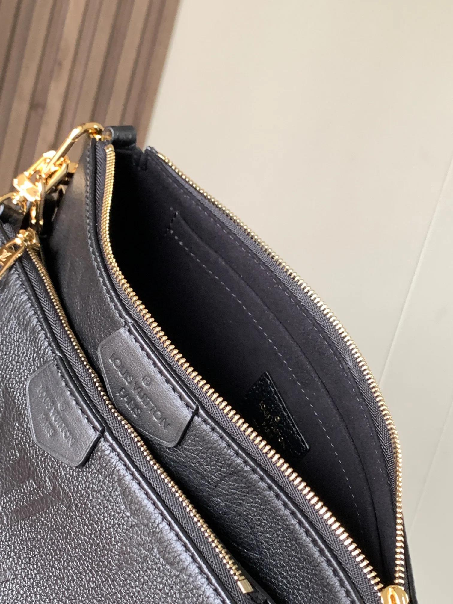 P1960 [Special quality original leather, all steel hardware 💋 M80399 black] This Multi Pochette Accessoires crossbody bag is made of Monogram Empreinte leather to create a two-in-one design. Its clutch, chain and leather shoulder strap are all detachable. The oversized Monogram embossing on the front complements the classic Monogram pattern on the gusset. Detailed features 25 x 14.5 x 4.5 cm (length x height x width)