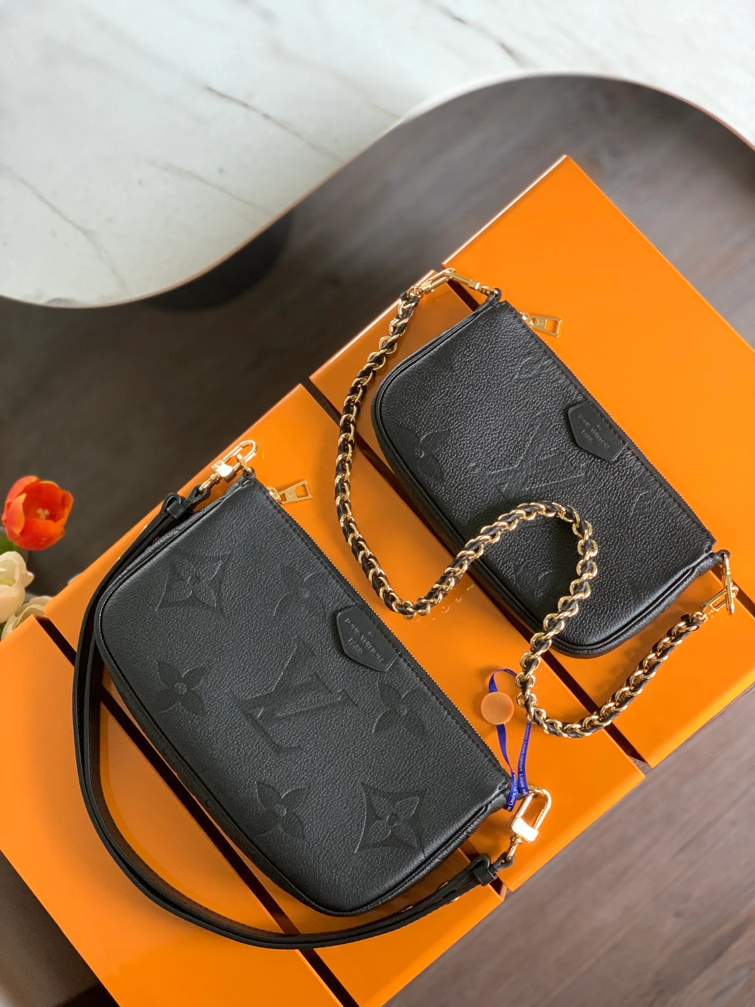 P1960 [Special quality original leather, all steel hardware 💋 M80399 black] This Multi Pochette Accessoires crossbody bag is made of Monogram Empreinte leather to create a two-in-one design. Its clutch, chain and leather shoulder strap are all detachable. The oversized Monogram embossing on the front complements the classic Monogram pattern on the gusset. Detailed features 25 x 14.5 x 4.5 cm (length x height x width)
