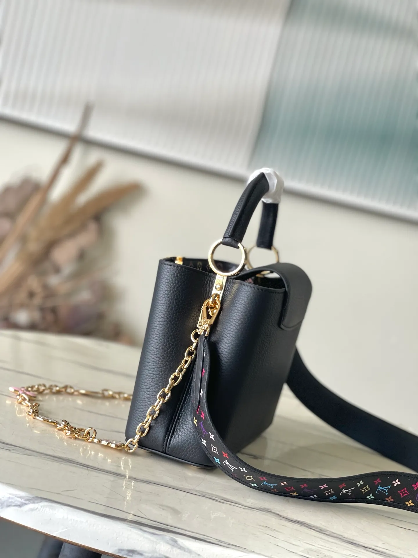 💰2540 Premium Original Leather M13878 Small Black with Three Colors Reinterpreting the signature of this season in the X Murakami series showing the light charm, showing Haus's iconic Capuchin handbag Torion leather material symbolic initials Detachable chain strap decorated with Monogram flowers Golden hardware such as a cheerful panda character reflected in the super flat style unique to Japanese artist Takashi Murakami Multi-color Monogram pattern with vibrant dots added to the strap and lining Size: 27 * 18 * 9 CM
