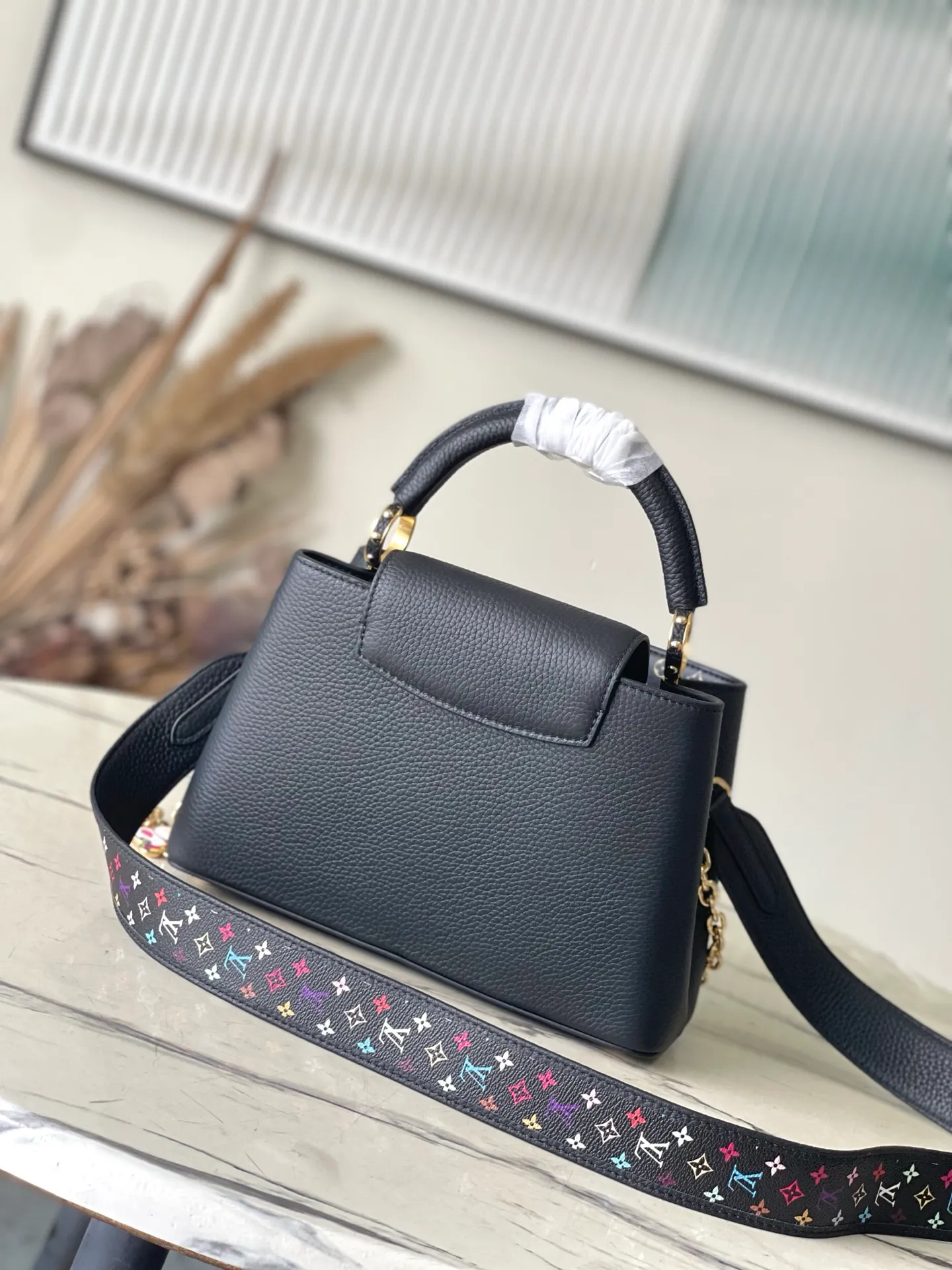 💰2540 Premium Original Leather M13878 Small Black with Three Colors Reinterpreting the signature of this season in the X Murakami series showing the light charm, showing Haus's iconic Capuchin handbag Torion leather material symbolic initials Detachable chain strap decorated with Monogram flowers Golden hardware such as a cheerful panda character reflected in the super flat style unique to Japanese artist Takashi Murakami Multi-color Monogram pattern with vibrant dots added to the strap and lining Size: 27 * 18 * 9 CM