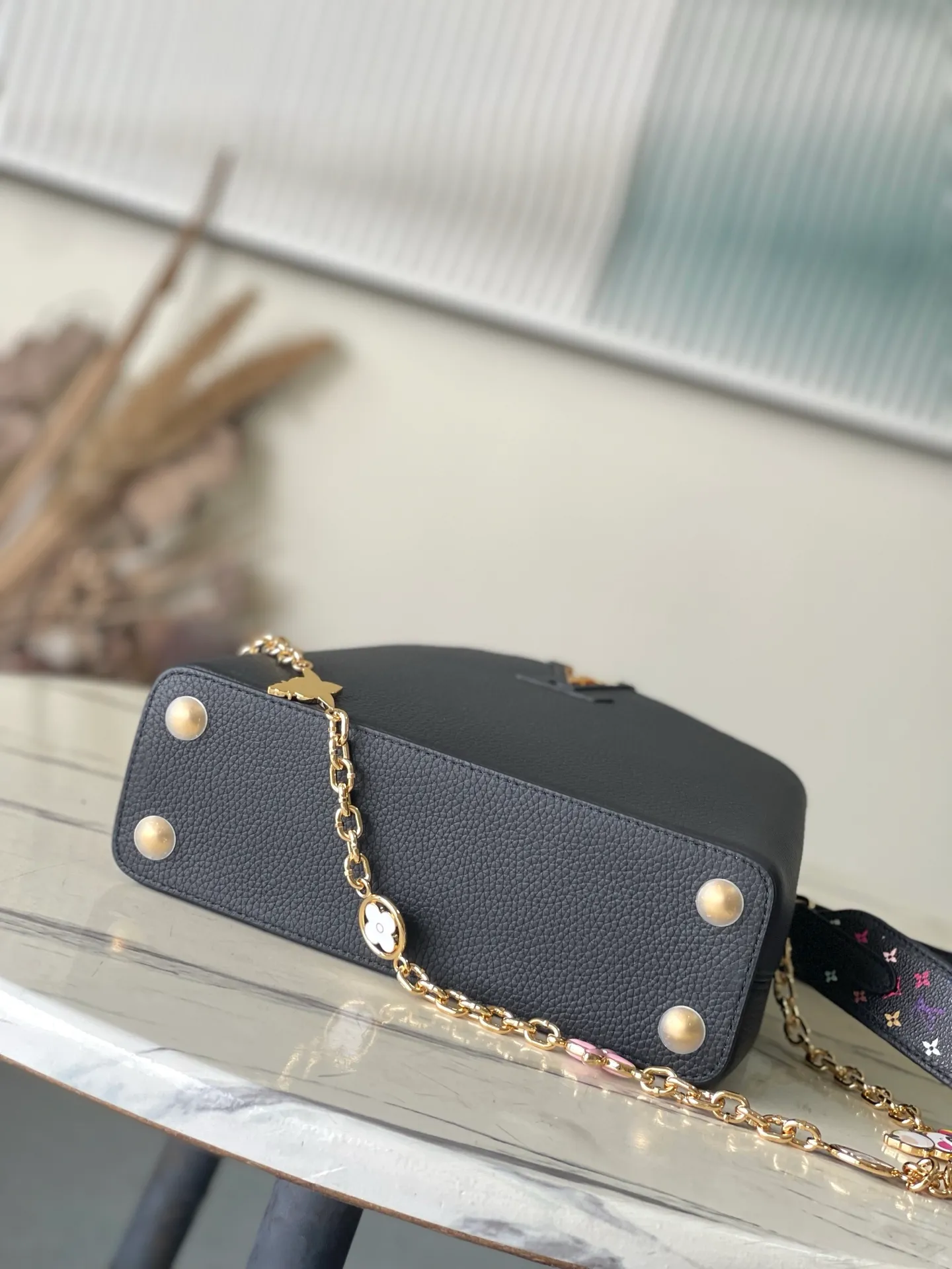 💰2540 Premium Original Leather M13878 Small Black with Three Colors Reinterpreting the signature of this season in the X Murakami series showing the light charm, showing Haus's iconic Capuchin handbag Torion leather material symbolic initials Detachable chain strap decorated with Monogram flowers Golden hardware such as a cheerful panda character reflected in the super flat style unique to Japanese artist Takashi Murakami Multi-color Monogram pattern with vibrant dots added to the strap and lining Size: 27 * 18 * 9 CM