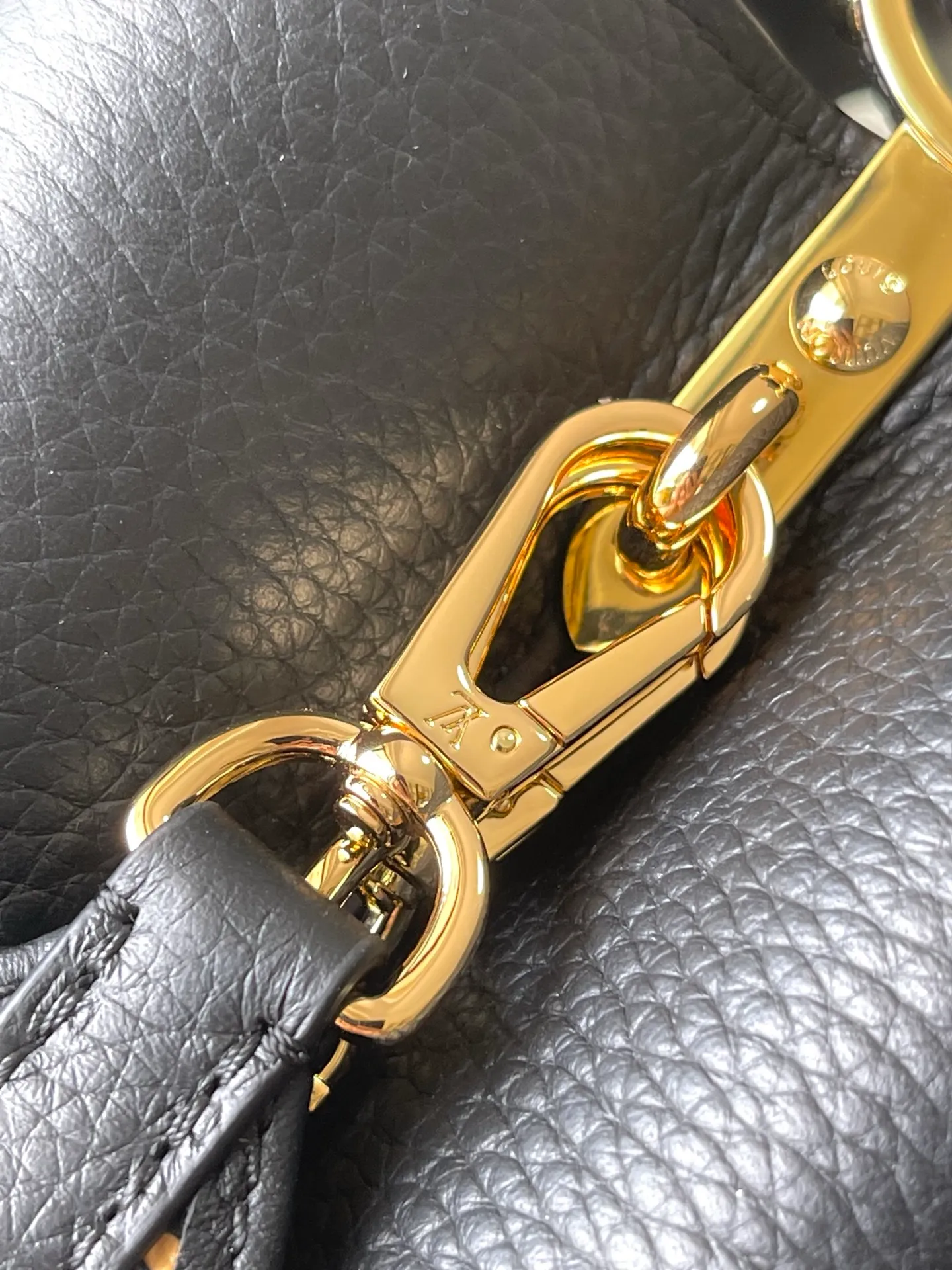💰2540 Premium Original Leather M13878 Small Black with Three Colors Reinterpreting the signature of this season in the X Murakami series showing the light charm, showing Haus's iconic Capuchin handbag Torion leather material symbolic initials Detachable chain strap decorated with Monogram flowers Golden hardware such as a cheerful panda character reflected in the super flat style unique to Japanese artist Takashi Murakami Multi-color Monogram pattern with vibrant dots added to the strap and lining Size: 27 * 18 * 9 CM