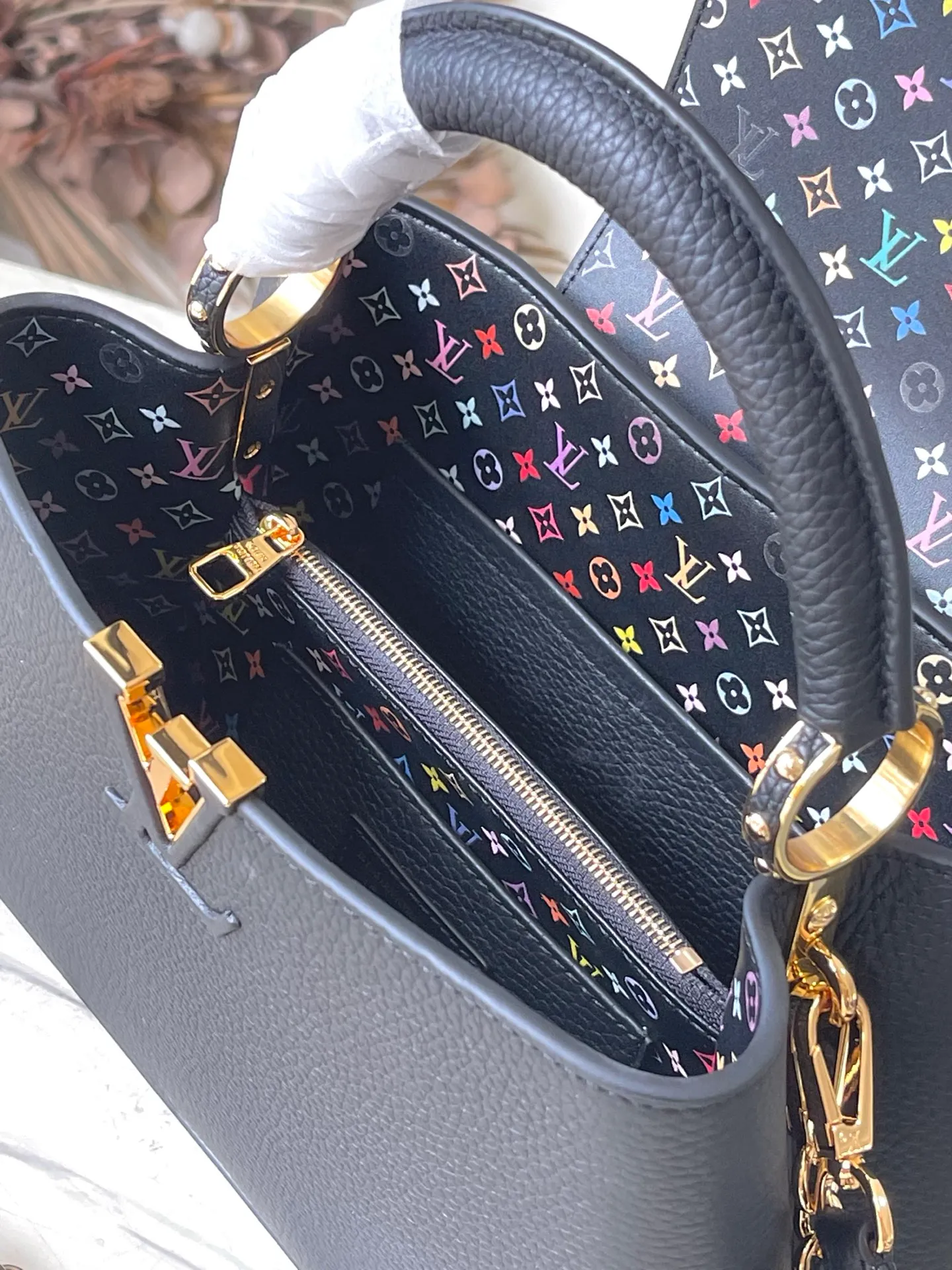 💰2540 Premium Original Leather M13878 Small Black with Three Colors Reinterpreting the signature of this season in the X Murakami series showing the light charm, showing Haus's iconic Capuchin handbag Torion leather material symbolic initials Detachable chain strap decorated with Monogram flowers Golden hardware such as a cheerful panda character reflected in the super flat style unique to Japanese artist Takashi Murakami Multi-color Monogram pattern with vibrant dots added to the strap and lining Size: 27 * 18 * 9 CM