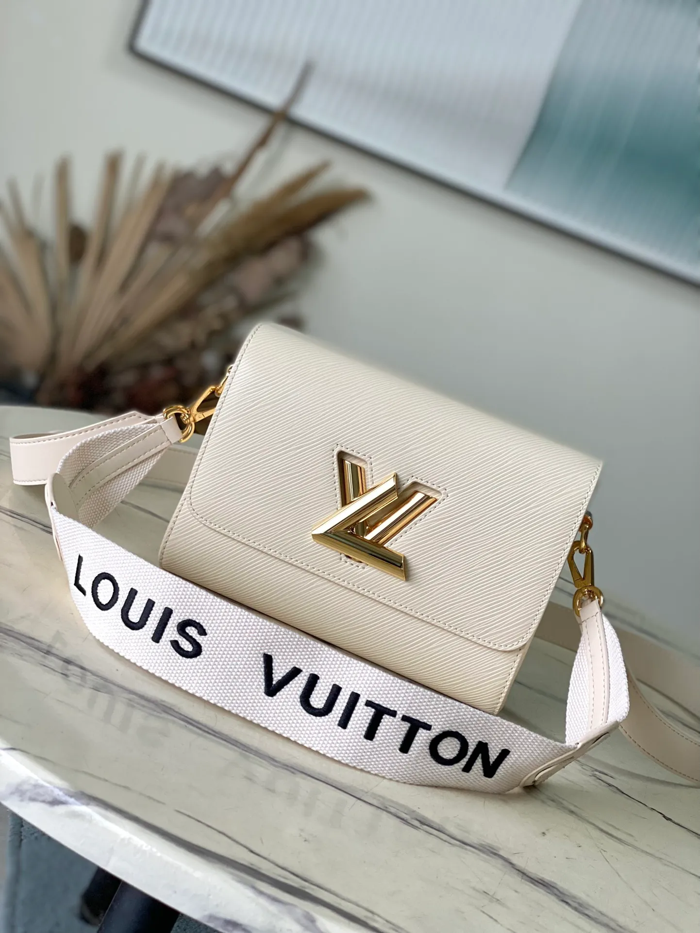 💰1160 (top-grain leather) top original order M24765 white. This Twist medium handbag once again proves the brand's exquisite craftsmanship. The classic Epi leather is integrated into the adjustable wide leather shoulder strap, the dazzling LV Twist twist lock and the leather Monogram flower on the topstitched fabric handle jointly release the brand style, making it a modern choice for urban travel. Dimensions: 23 x 17 x 9.5 cm (length x height x width)