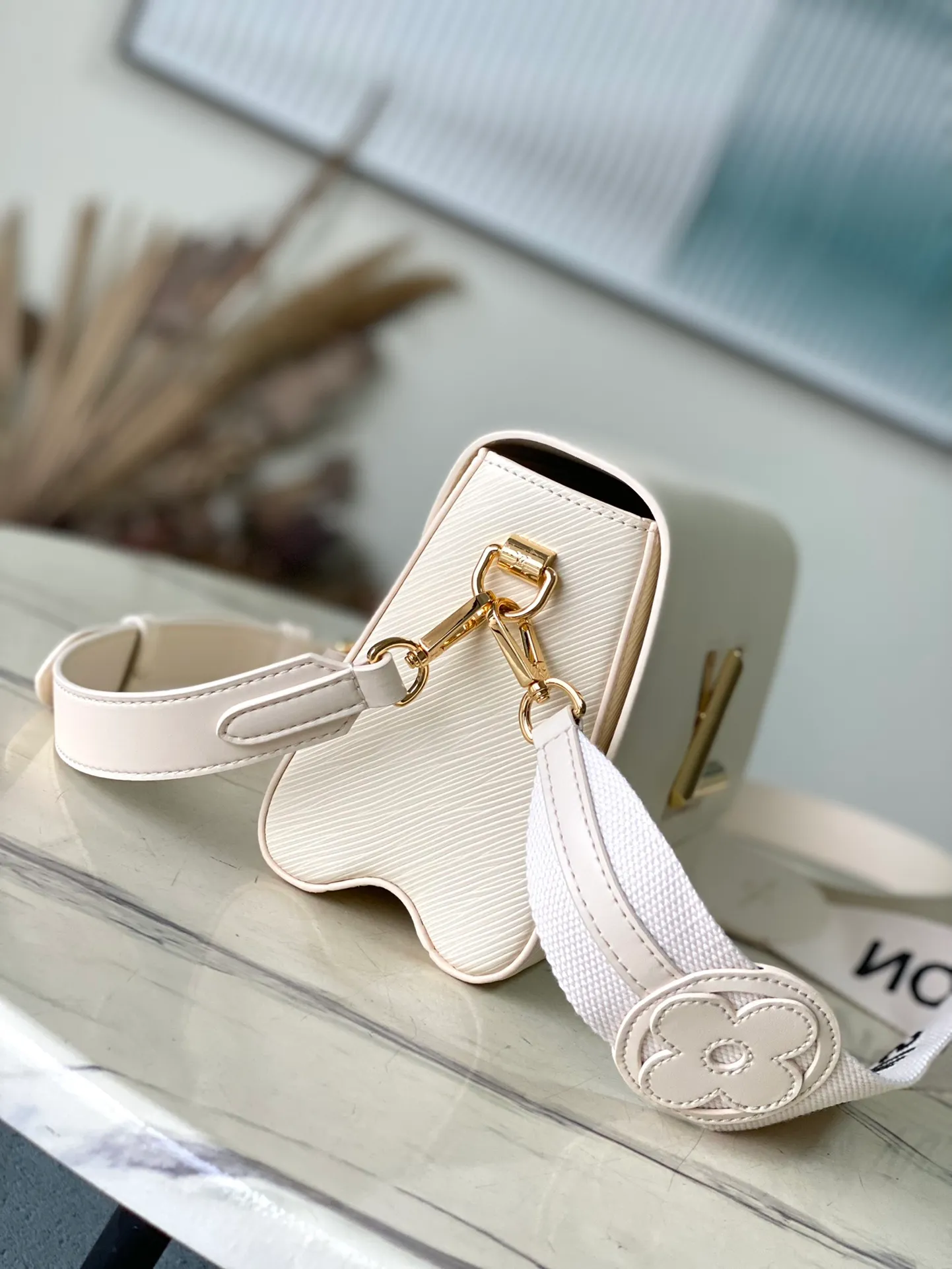 💰1160 (top-grain leather) top original order M24765 white. This Twist medium handbag once again proves the brand's exquisite craftsmanship. The classic Epi leather is integrated into the adjustable wide leather shoulder strap, the dazzling LV Twist twist lock and the leather Monogram flower on the topstitched fabric handle jointly release the brand style, making it a modern choice for urban travel. Dimensions: 23 x 17 x 9.5 cm (length x height x width)