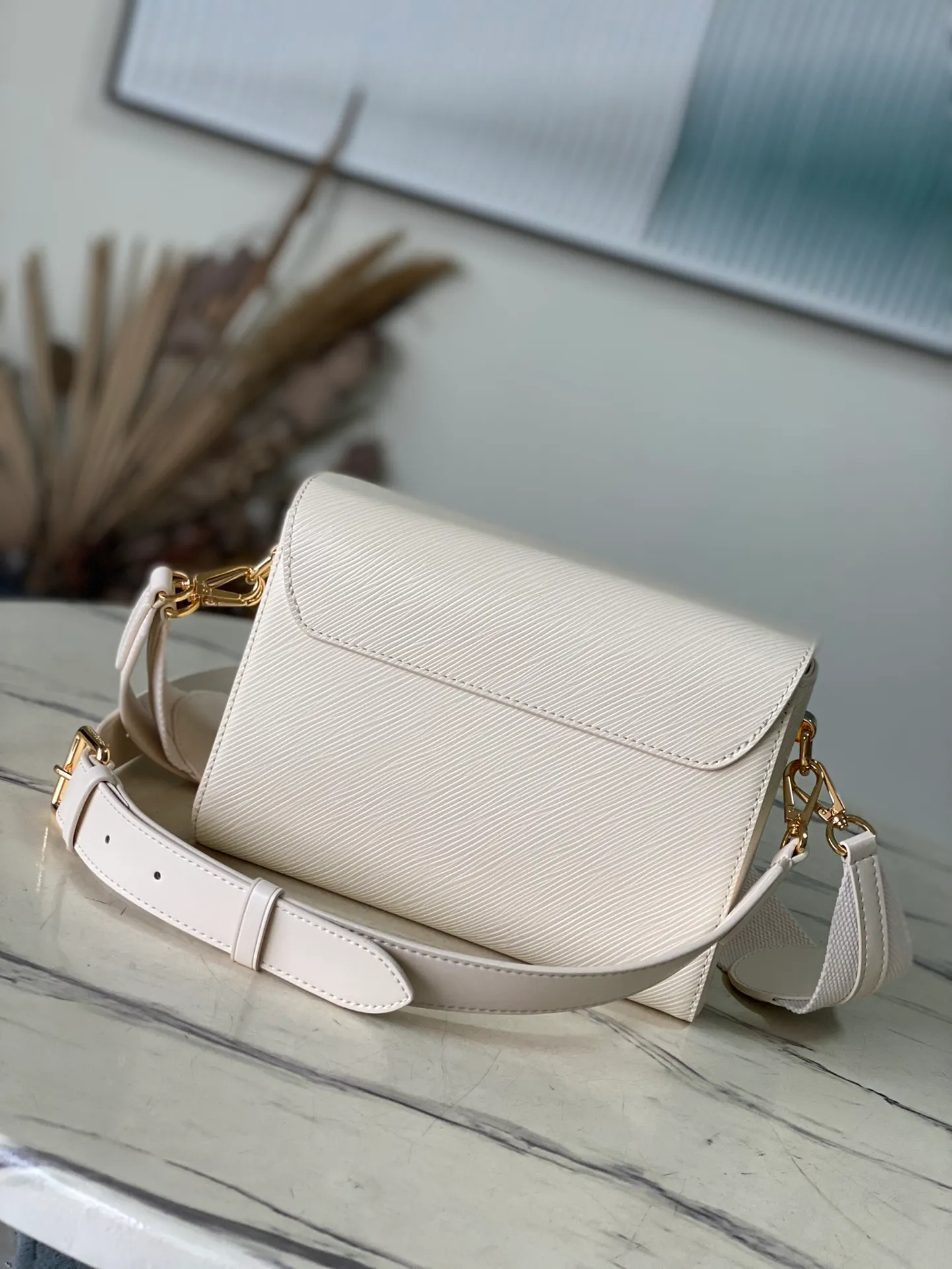 💰1160 (top-grain leather) top original order M24765 white. This Twist medium handbag once again proves the brand's exquisite craftsmanship. The classic Epi leather is integrated into the adjustable wide leather shoulder strap, the dazzling LV Twist twist lock and the leather Monogram flower on the topstitched fabric handle jointly release the brand style, making it a modern choice for urban travel. Dimensions: 23 x 17 x 9.5 cm (length x height x width)