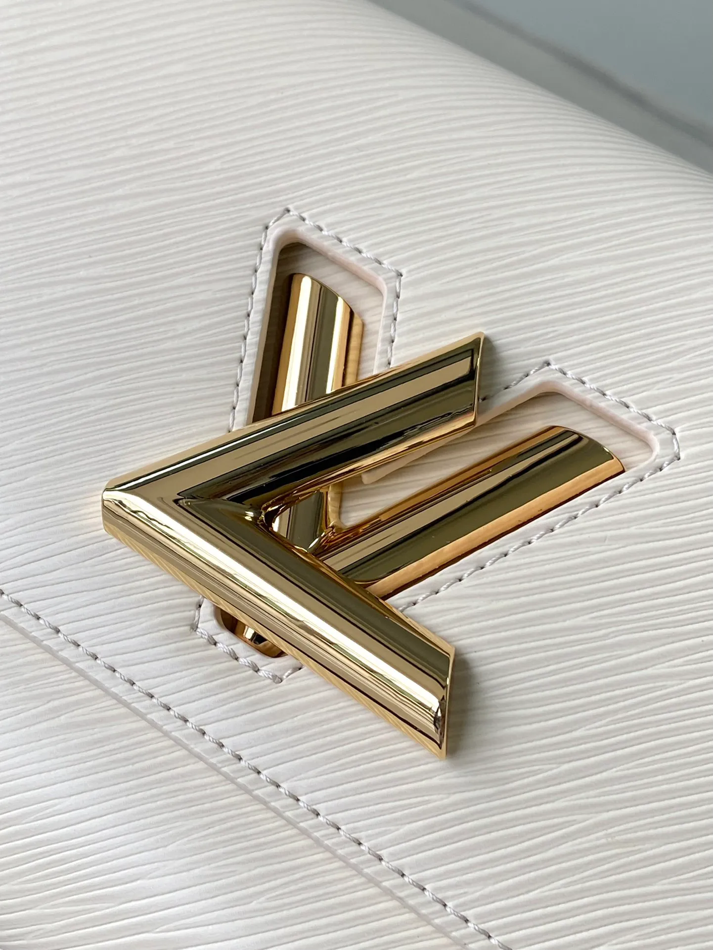 💰1160 (top-grain leather) top original order M24765 white. This Twist medium handbag once again proves the brand's exquisite craftsmanship. The classic Epi leather is integrated into the adjustable wide leather shoulder strap, the dazzling LV Twist twist lock and the leather Monogram flower on the topstitched fabric handle jointly release the brand style, making it a modern choice for urban travel. Dimensions: 23 x 17 x 9.5 cm (length x height x width)