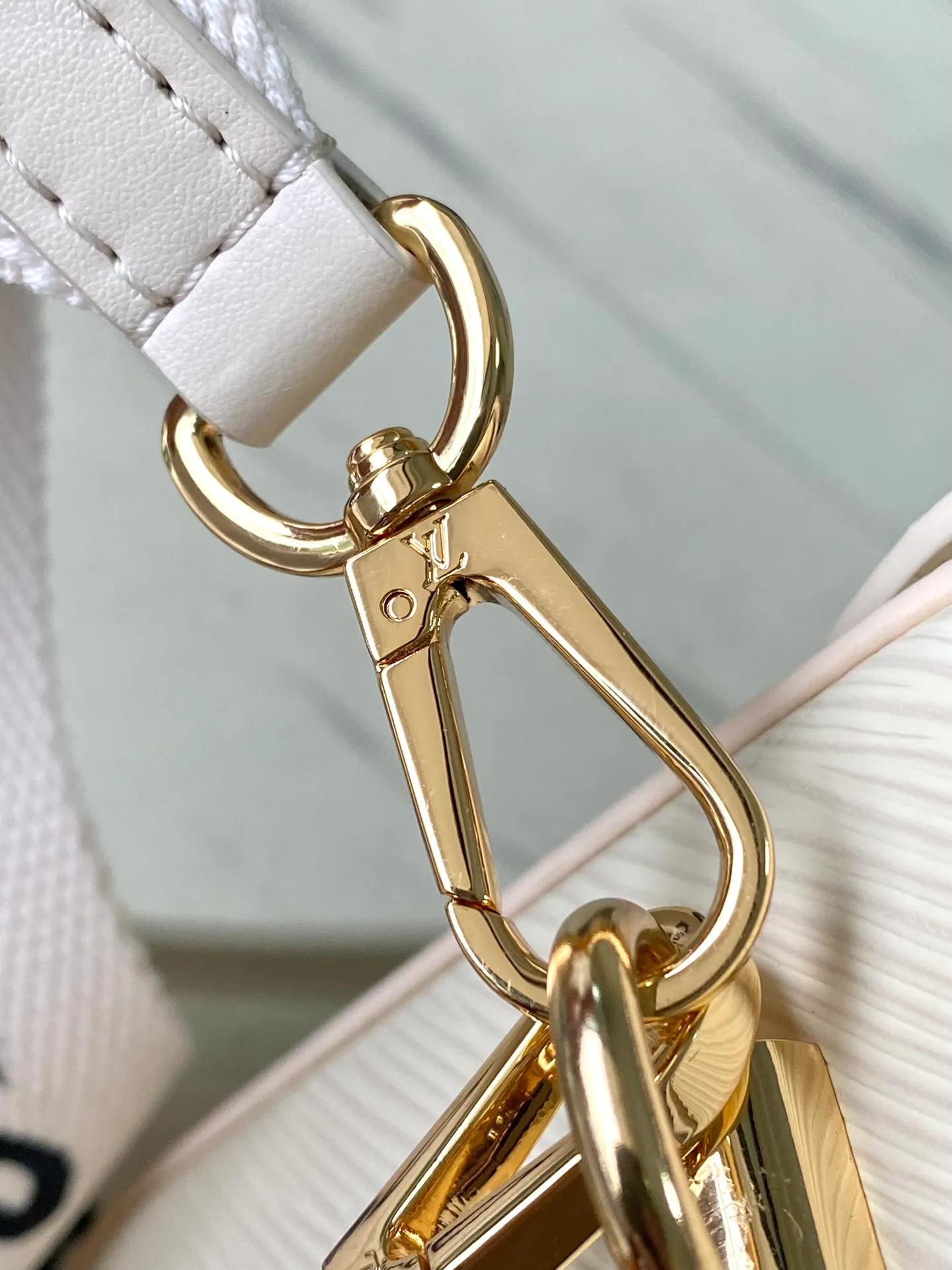 💰1160 (top-grain leather) top original order M24765 white. This Twist medium handbag once again proves the brand's exquisite craftsmanship. The classic Epi leather is integrated into the adjustable wide leather shoulder strap, the dazzling LV Twist twist lock and the leather Monogram flower on the topstitched fabric handle jointly release the brand style, making it a modern choice for urban travel. Dimensions: 23 x 17 x 9.5 cm (length x height x width)