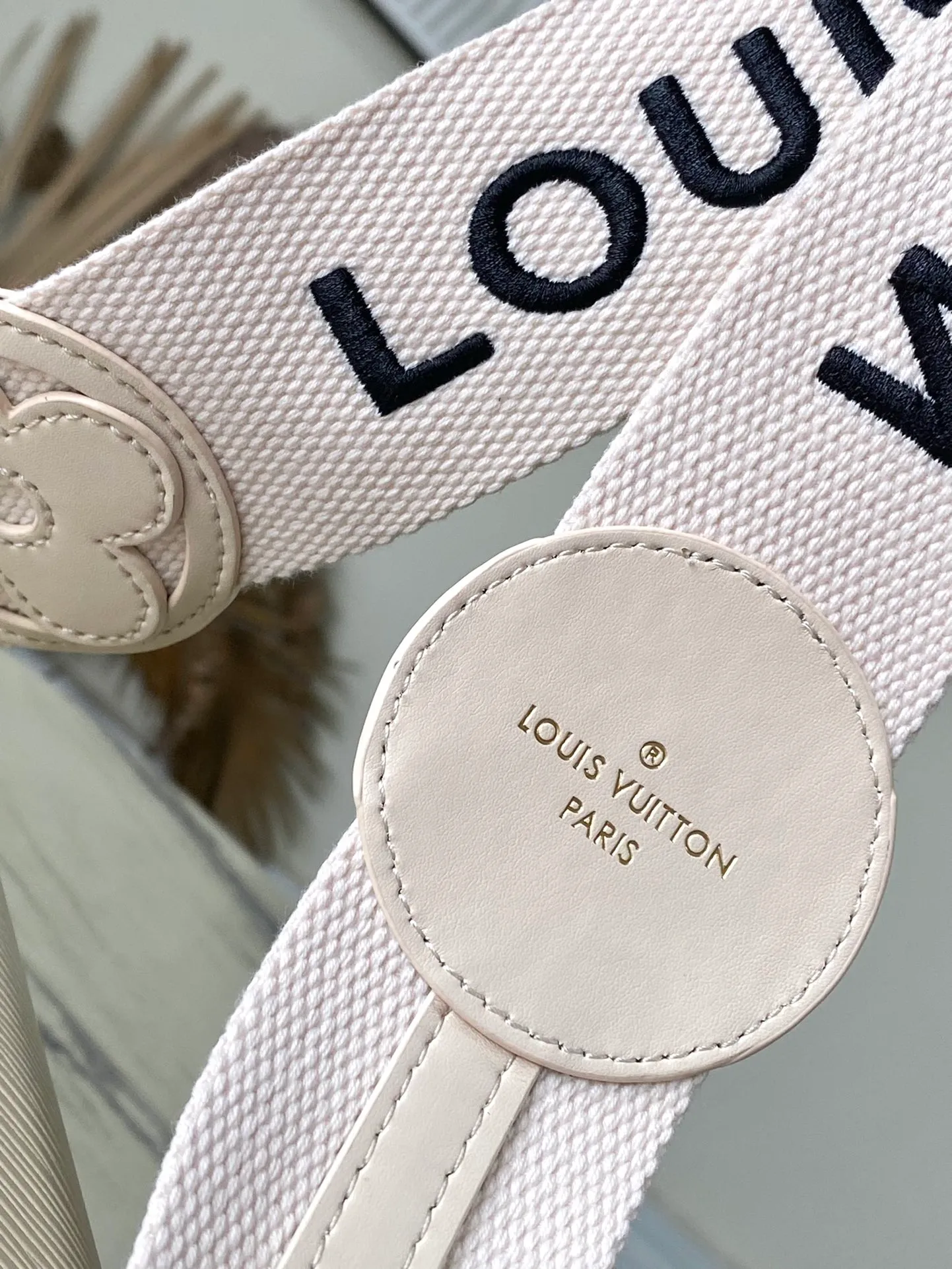 💰1160 (top-grain leather) top original order M24765 white. This Twist medium handbag once again proves the brand's exquisite craftsmanship. The classic Epi leather is integrated into the adjustable wide leather shoulder strap, the dazzling LV Twist twist lock and the leather Monogram flower on the topstitched fabric handle jointly release the brand style, making it a modern choice for urban travel. Dimensions: 23 x 17 x 9.5 cm (length x height x width)