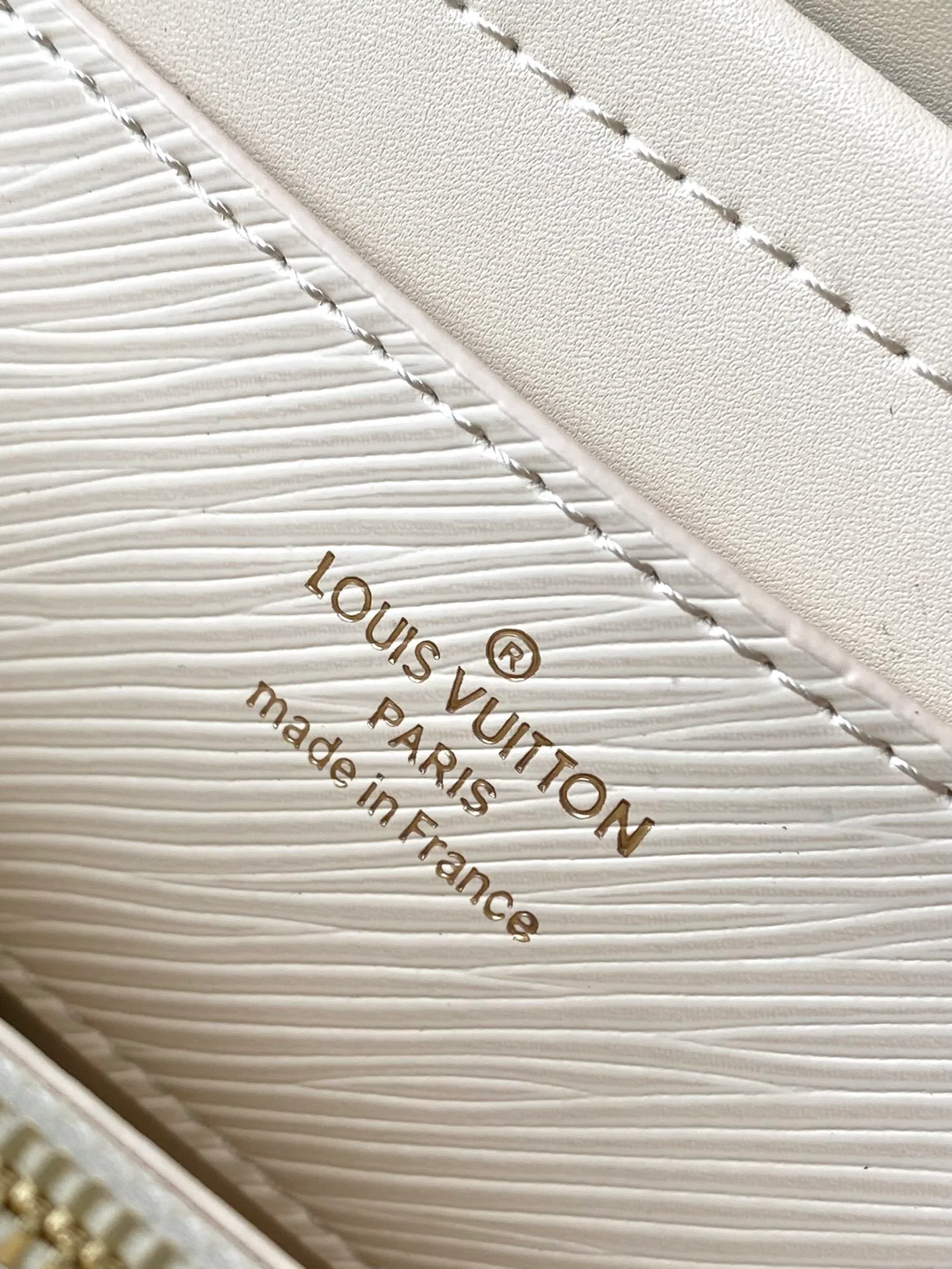 💰1160 (top-grain leather) top original order M24765 white. This Twist medium handbag once again proves the brand's exquisite craftsmanship. The classic Epi leather is integrated into the adjustable wide leather shoulder strap, the dazzling LV Twist twist lock and the leather Monogram flower on the topstitched fabric handle jointly release the brand style, making it a modern choice for urban travel. Dimensions: 23 x 17 x 9.5 cm (length x height x width)
