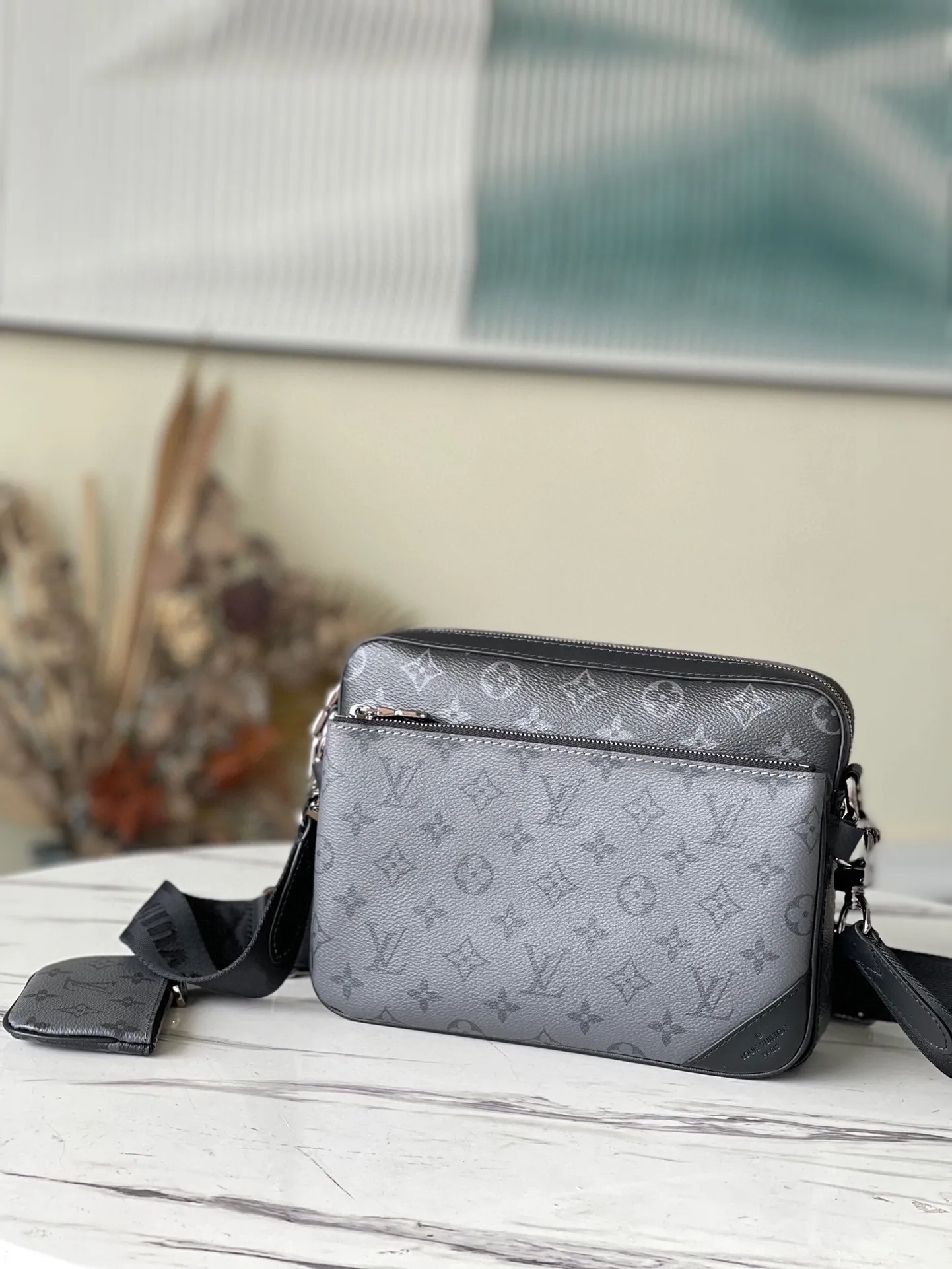 💰720 Top original M69443 Trio messenger bag is made of Monogram Eclipse canvas and Monogram Eclipse Reverse canvas. A signature tonal gray pattern accentuates the lines of this versatile, modular design. In addition to the functions of a traditional cross-body bag, it also comes with a removable zipper bag and a coin purse attached to the strap. Dimensions: 25 x 18.5 x 7 cm