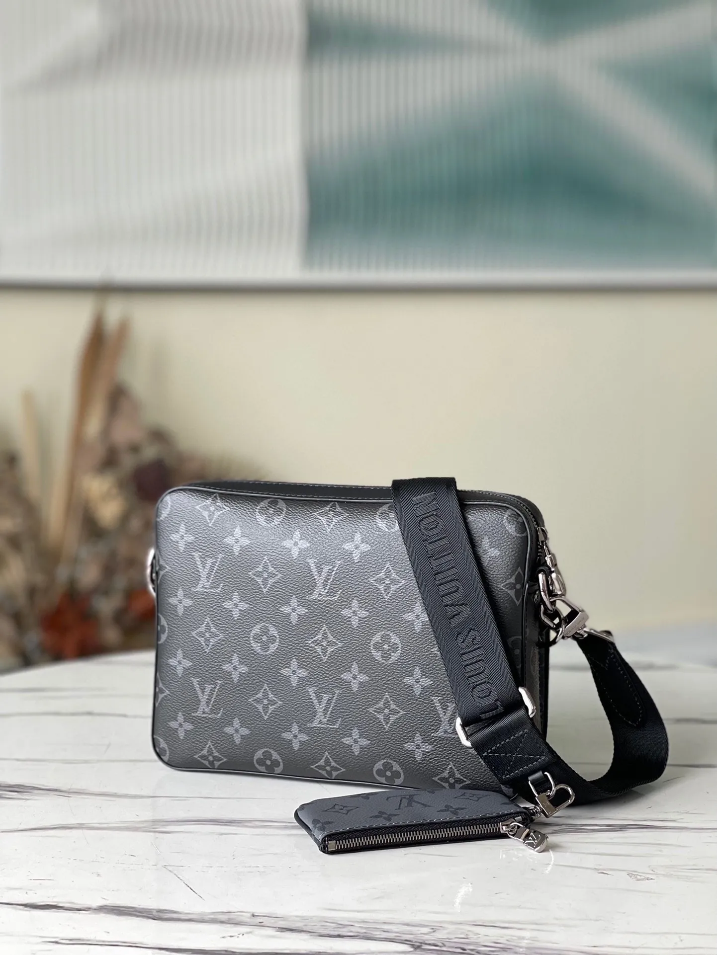 💰720 Top original M69443 Trio messenger bag is made of Monogram Eclipse canvas and Monogram Eclipse Reverse canvas. A signature tonal gray pattern accentuates the lines of this versatile, modular design. In addition to the functions of a traditional cross-body bag, it also comes with a removable zipper bag and a coin purse attached to the strap. Dimensions: 25 x 18.5 x 7 cm