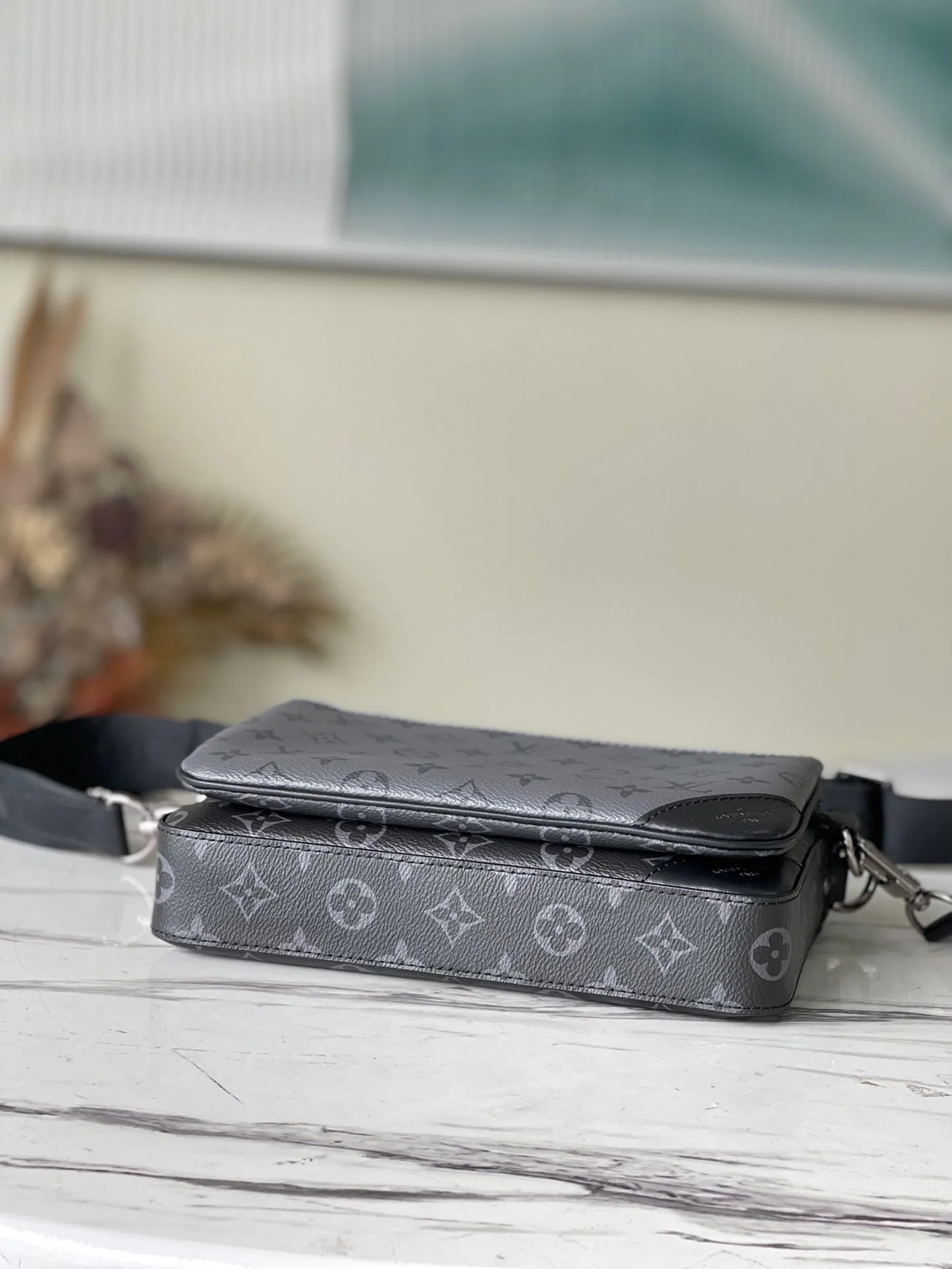 💰720 Top original M69443 Trio messenger bag is made of Monogram Eclipse canvas and Monogram Eclipse Reverse canvas. A signature tonal gray pattern accentuates the lines of this versatile, modular design. In addition to the functions of a traditional cross-body bag, it also comes with a removable zipper bag and a coin purse attached to the strap. Dimensions: 25 x 18.5 x 7 cm