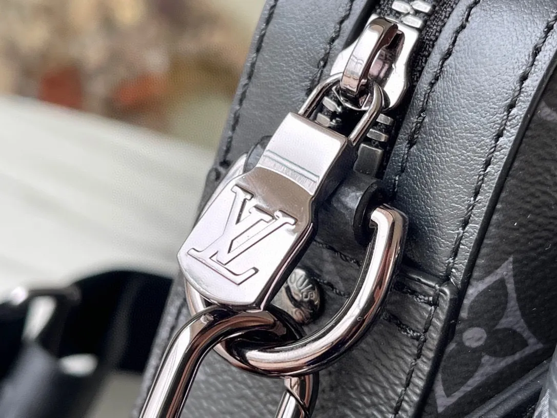 💰720 Top original M69443 Trio messenger bag is made of Monogram Eclipse canvas and Monogram Eclipse Reverse canvas. A signature tonal gray pattern accentuates the lines of this versatile, modular design. In addition to the functions of a traditional cross-body bag, it also comes with a removable zipper bag and a coin purse attached to the strap. Dimensions: 25 x 18.5 x 7 cm