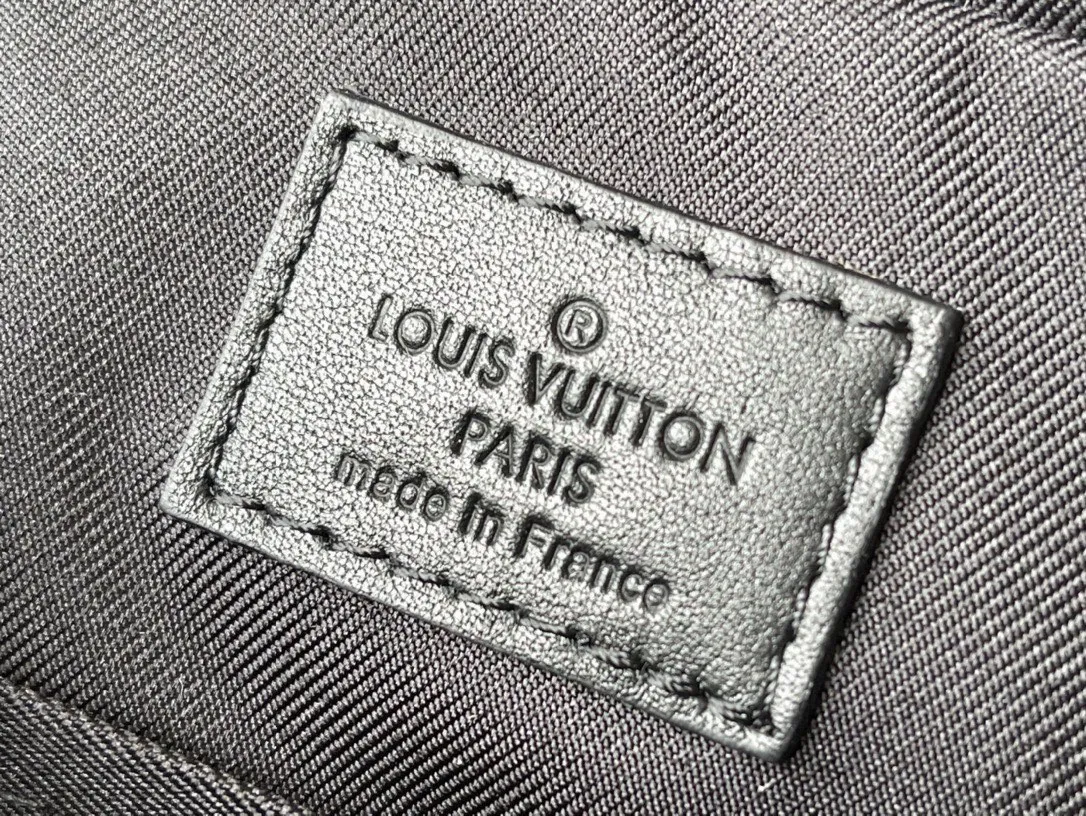 💰720 Top original M69443 Trio messenger bag is made of Monogram Eclipse canvas and Monogram Eclipse Reverse canvas. A signature tonal gray pattern accentuates the lines of this versatile, modular design. In addition to the functions of a traditional cross-body bag, it also comes with a removable zipper bag and a coin purse attached to the strap. Dimensions: 25 x 18.5 x 7 cm