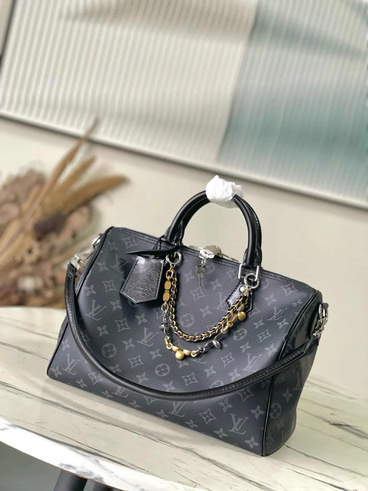 💰1040 Top original order M15102 This Speedy Soft 30 handbag comes from the LVSki series and uses Monogram Eclipse canvas to renew the classic design. Double chains, a pleated leather key fob and a signature padlock add to the luxe details, and it's just the right size to hold a tablet and other everyday essentials. Dimensions: 30 × 21 × 17 cm