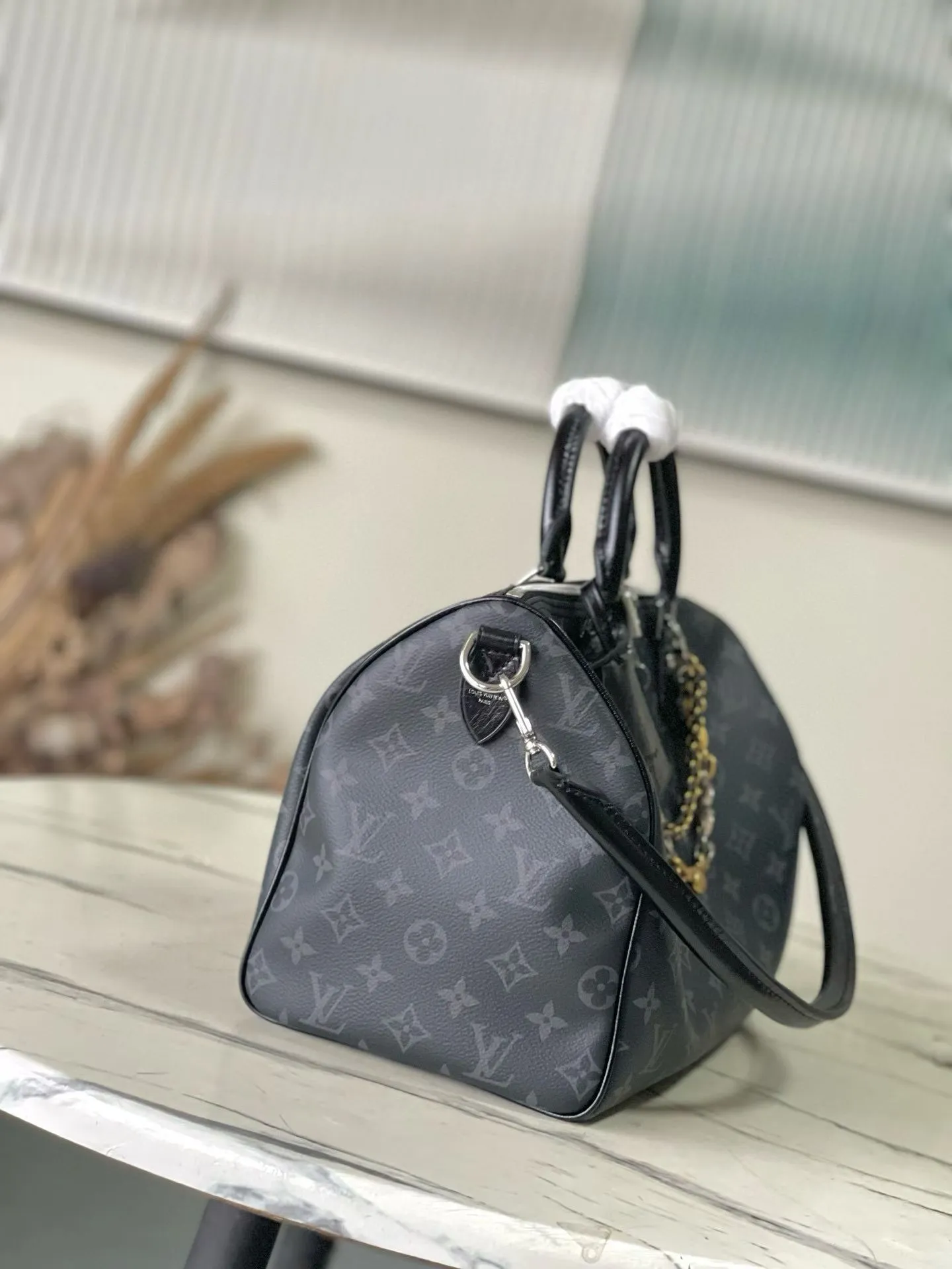💰1040 Top original order M15102 This Speedy Soft 30 handbag comes from the LVSki series and uses Monogram Eclipse canvas to renew the classic design. Double chains, a pleated leather key fob and a signature padlock add to the luxe details, and it's just the right size to hold a tablet and other everyday essentials. Dimensions: 30 × 21 × 17 cm