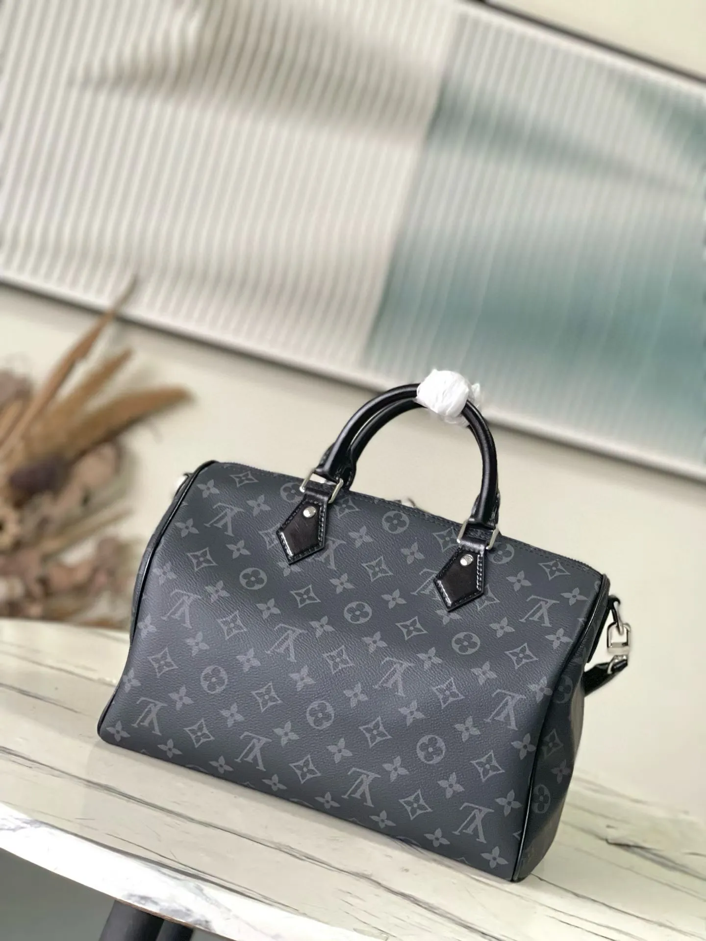 💰1040 Top original order M15102 This Speedy Soft 30 handbag comes from the LVSki series and uses Monogram Eclipse canvas to renew the classic design. Double chains, a pleated leather key fob and a signature padlock add to the luxe details, and it's just the right size to hold a tablet and other everyday essentials. Dimensions: 30 × 21 × 17 cm
