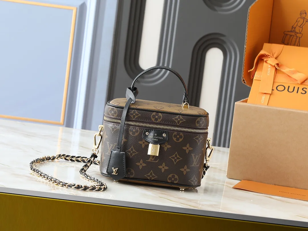 💰240💰Upgraded from the original M47128, Nicolas Ghesquière plays a modern chapter in Louis Vuitton’s travel heritage, reinterpreting the Nice cosmetic bag in Monogram and Monogram Reverse canvas. The soft and light urban handbag structure enables a comfortable travel experience. It cleverly uses a detachable leather woven chain to carry it hand-held, on the shoulder, or as a cross-body bag. Dimensions: 19.0 x 11.0 x 13.0 cm (length x height x width)